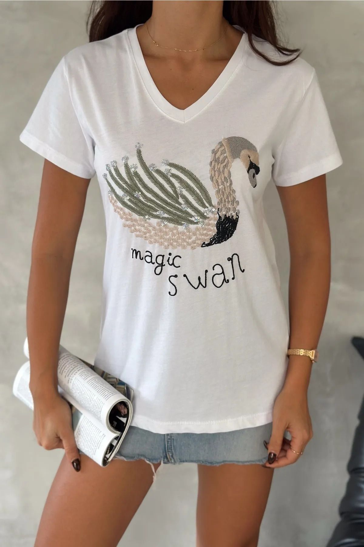 Ms Kadın Beyaz V Yaka Kuğu Pul Payet Ve Nakış İşlemeli %100 Pamuk T-Shirt