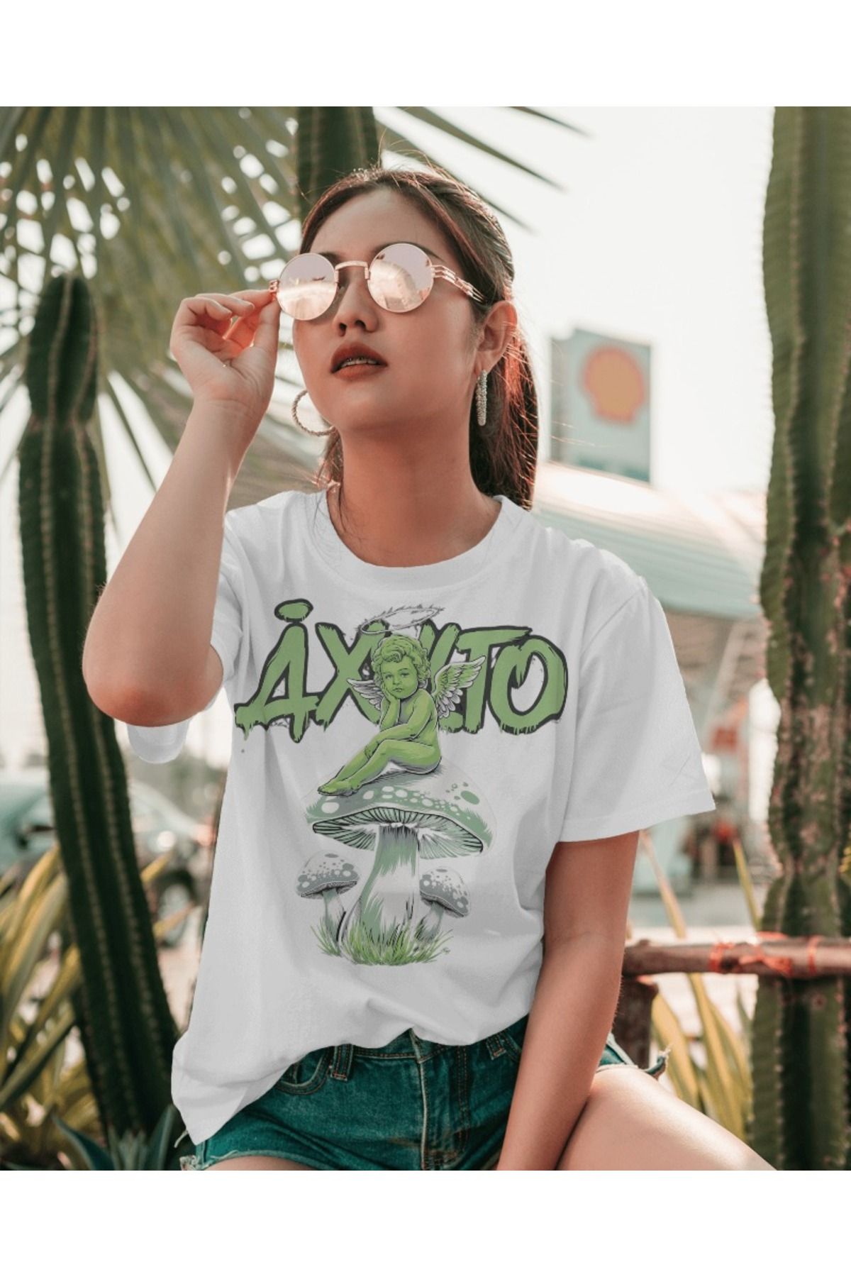 BELLACHIA Yeşil Grunge Melek ve Mantar Baskılı Kadın Tişört – Asi ve Şık Stil!