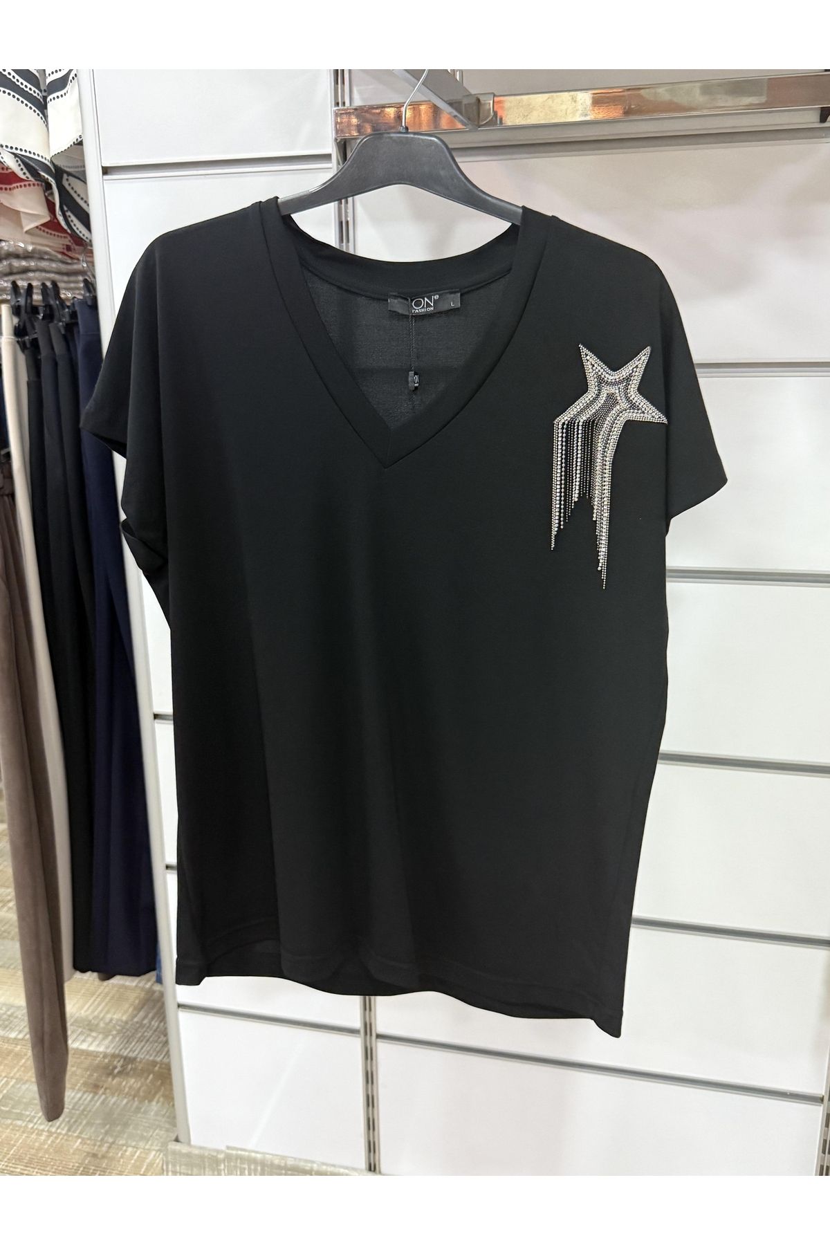 On Fashion Zincirli Yıldız Detaylı V Yaka Bluz 5647