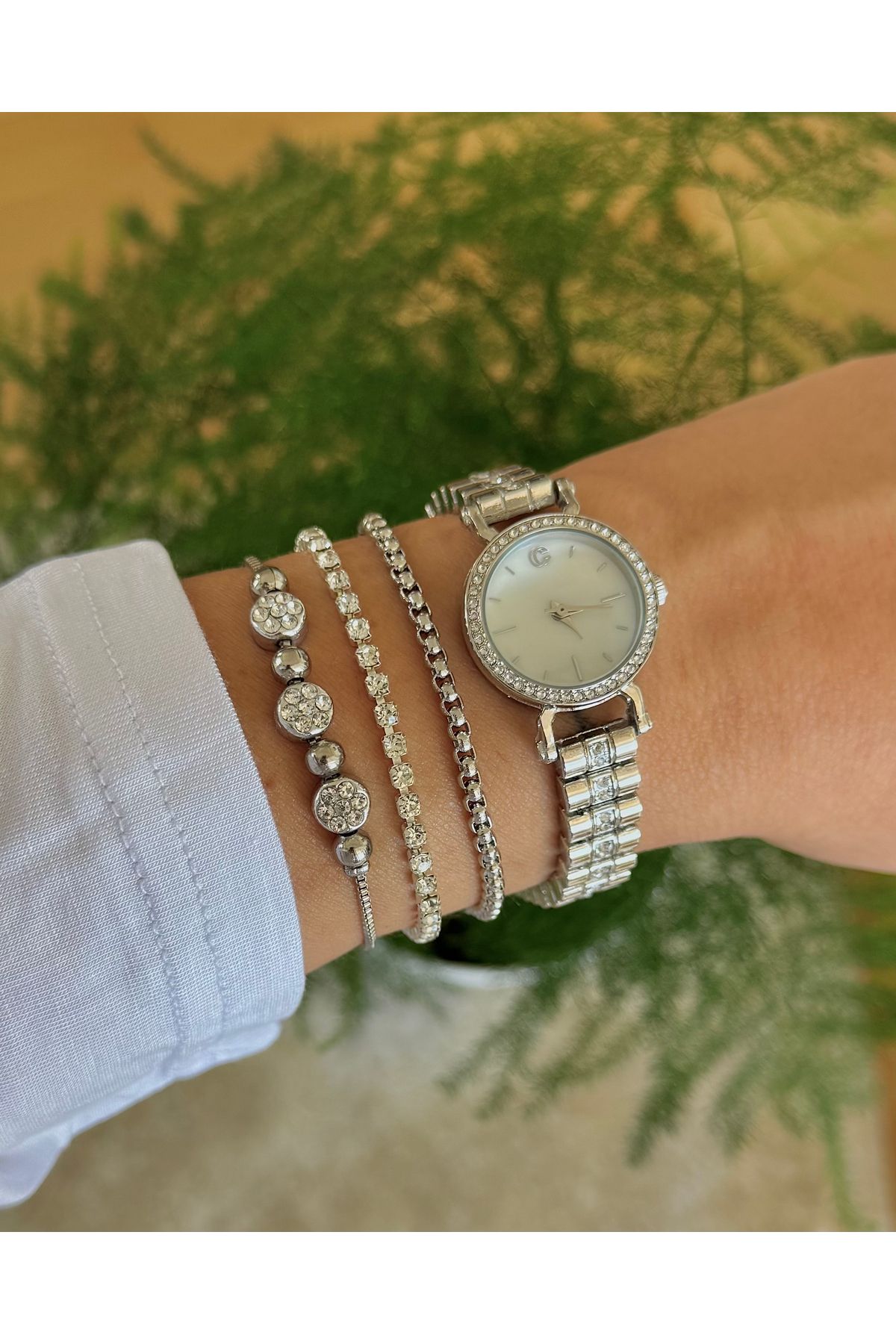 Onouqo Crystal Silver – 4’lü Işıltılı Gümüş Saat ve Bileklik Seti