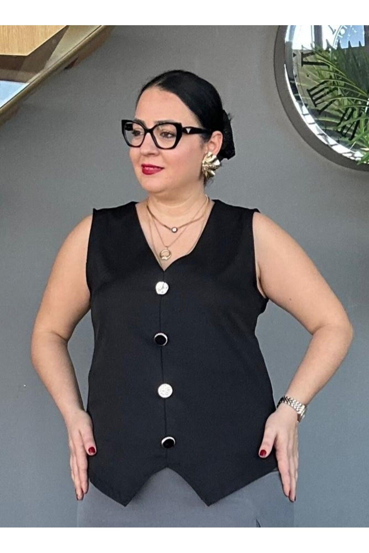 Vio Moda Büyük Beden Siyah Düğme Aksesuarlı Bluz