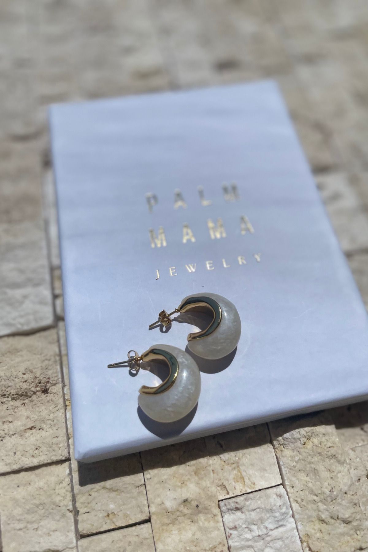 PALM MAMA JEWELRY Casual Şık Beyaz Opal Taş Gold Paslanmaz Çelik Bombeli Halka Küpe
