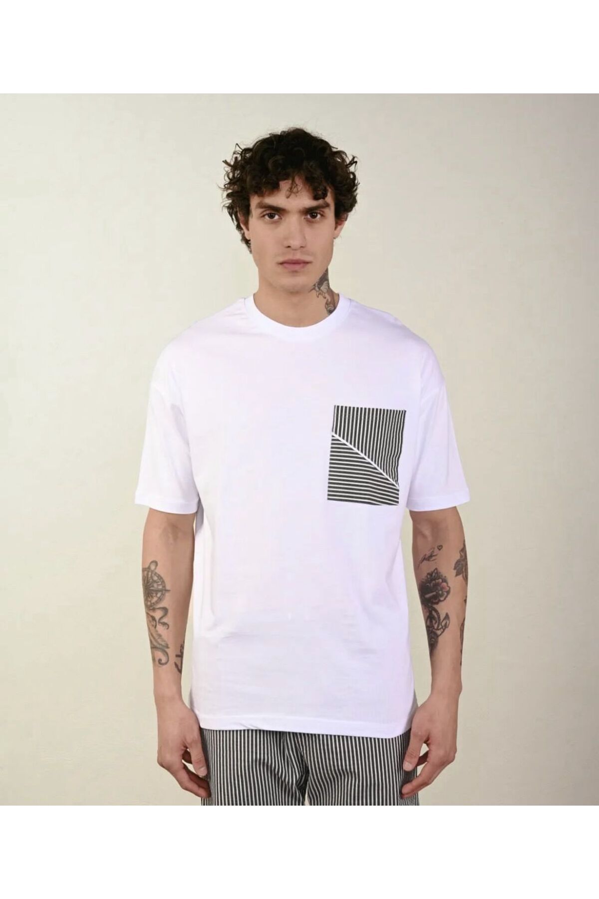 BY FAS MAN Erkek Beyaz T-shirt – Siyah Çizgili Cep Detaylı – %100 Pamuk