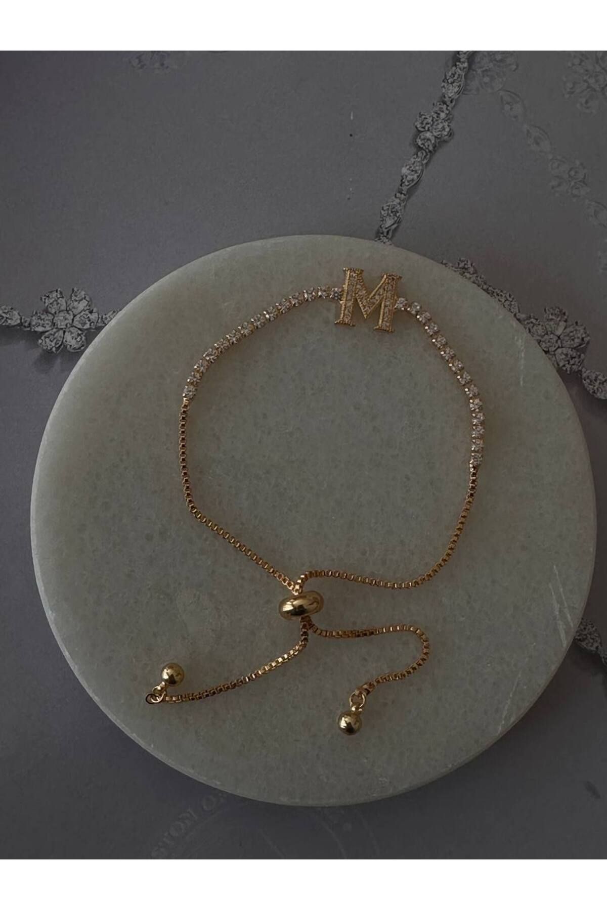 Esmeray Aksesuar Gold Renk Zirkon Taşlı Rodyum Kaplama ( M ) Harfli Su Yolu Asansör Bileklik