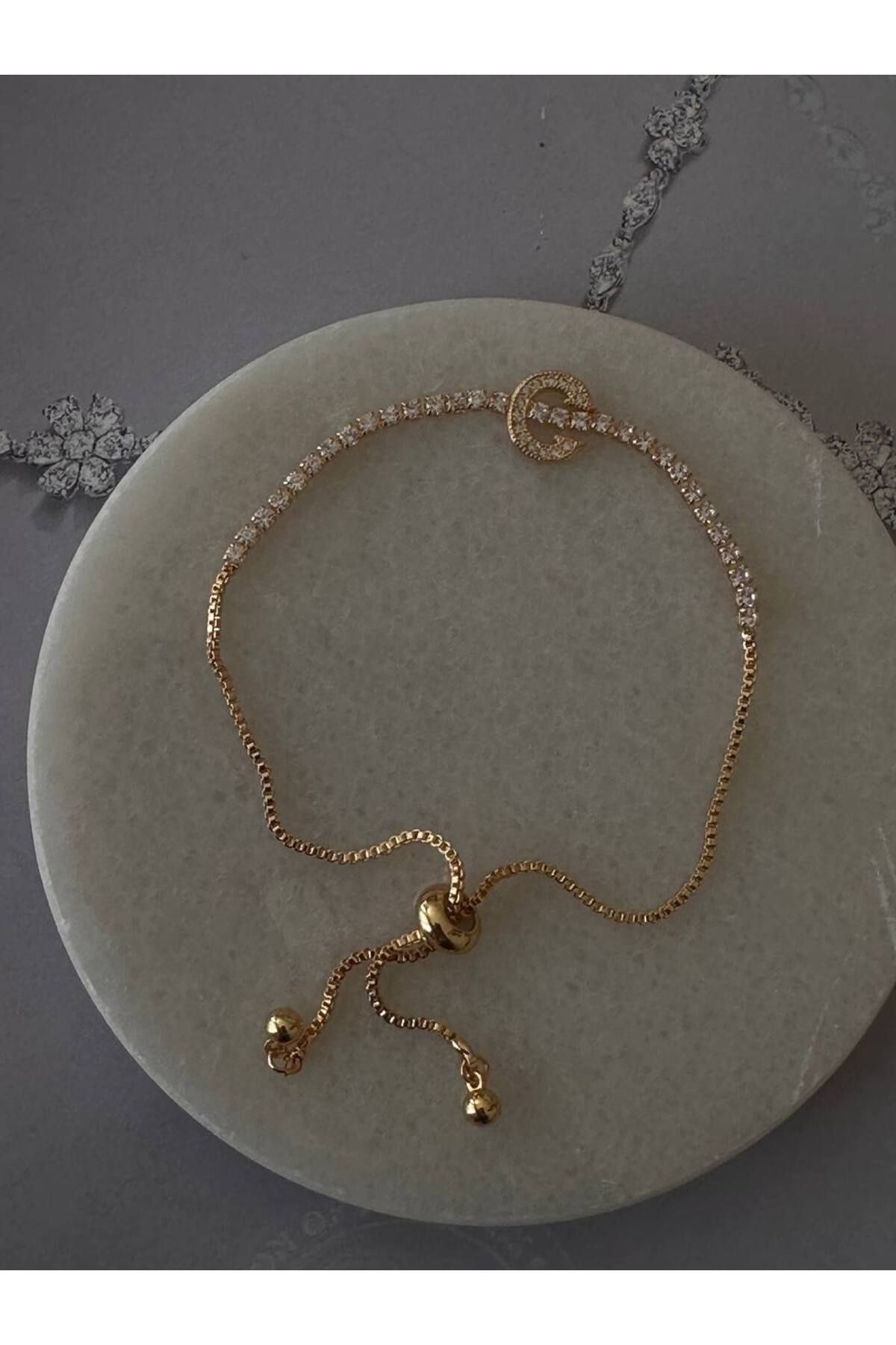 Esmeray Aksesuar Gold Renk Zirkon Taşlı Rodyum Kaplama ( C ) Harfli Su Yolu Asansör Bileklik