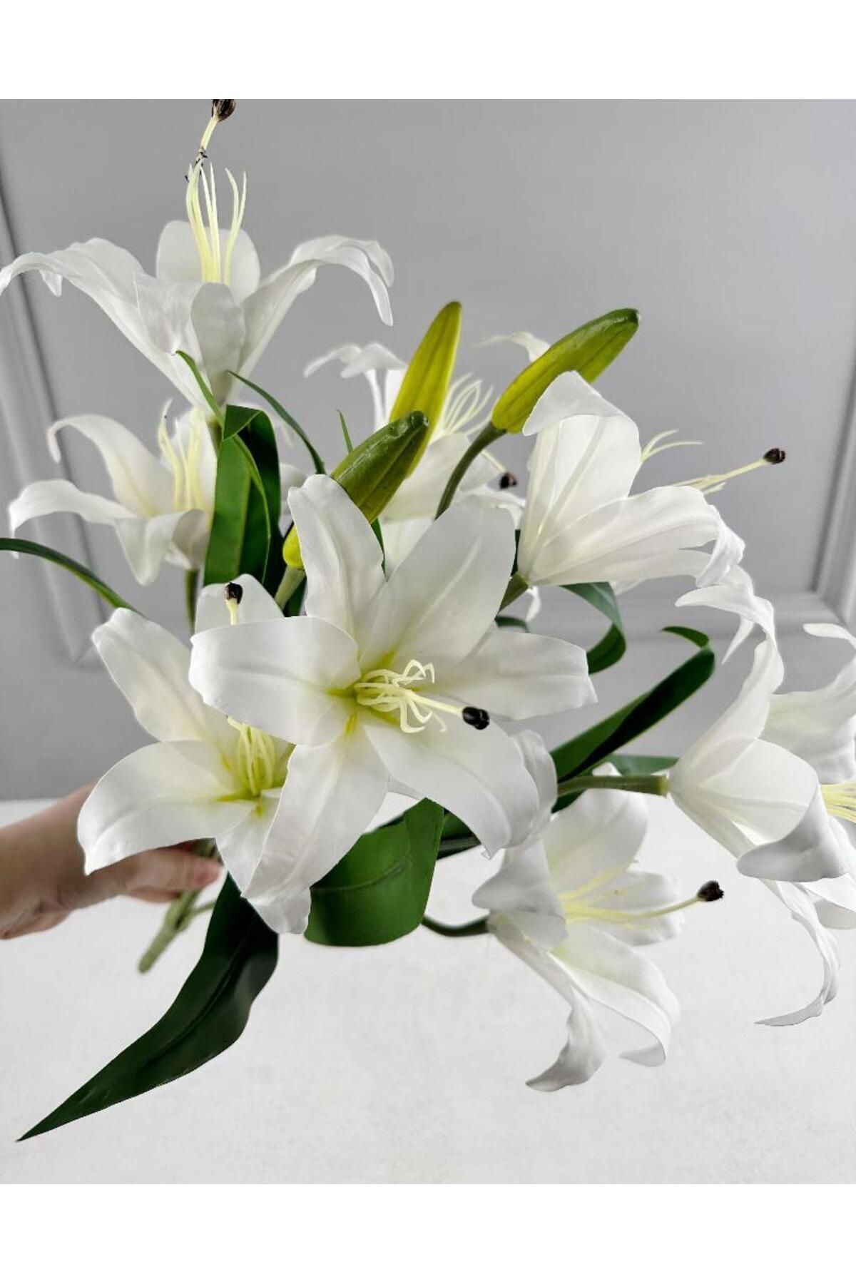 Elioure Beyaz yapay lilium çiçek buketi, şık ve doğal görünümlü dekor seçeneği