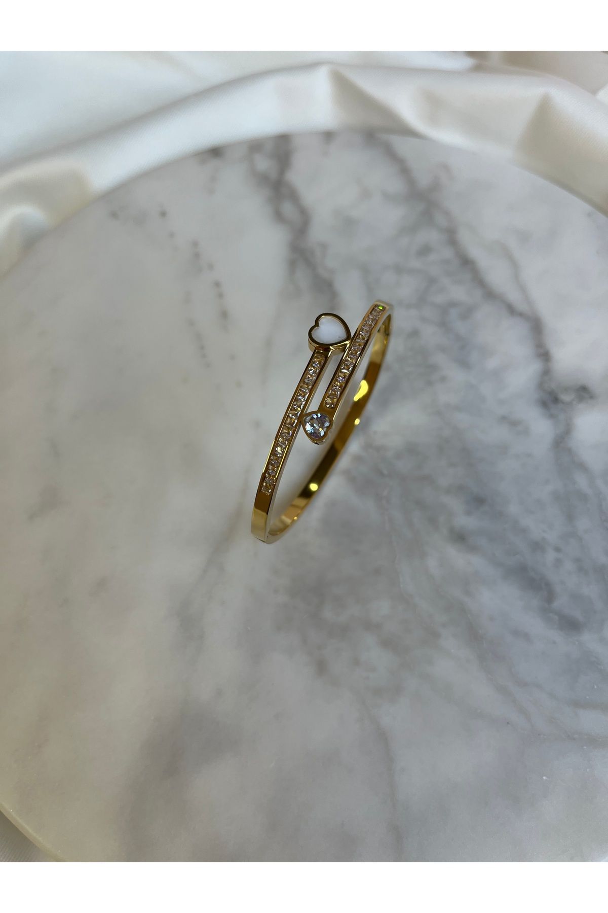 AKSESUARIM Mira Belle Bijoux İnci Kalp Detaylı Taşlı Altın Renk Çelik Kelepçe Bileklik