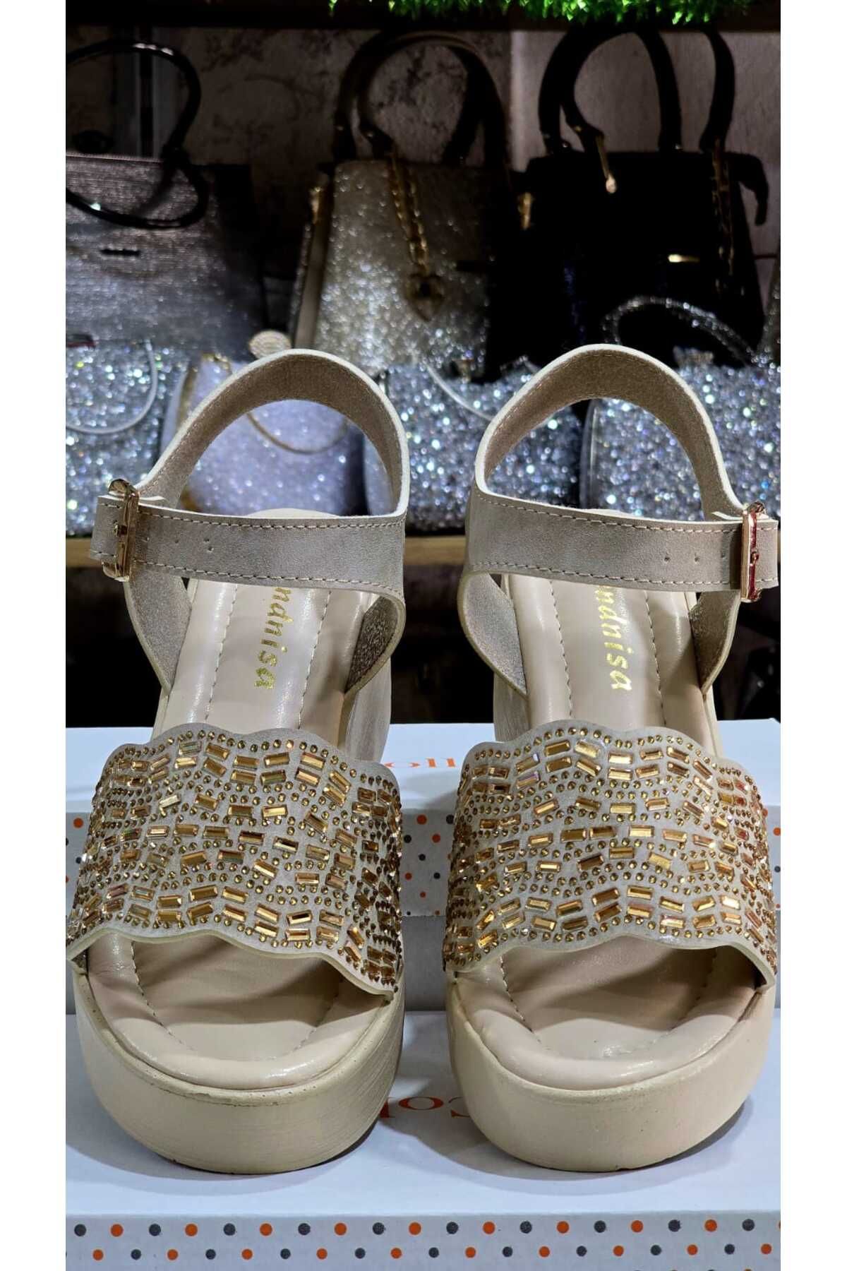 Shoes'n Kadın Dolgu Topuk Gold Taşlı Sandalet