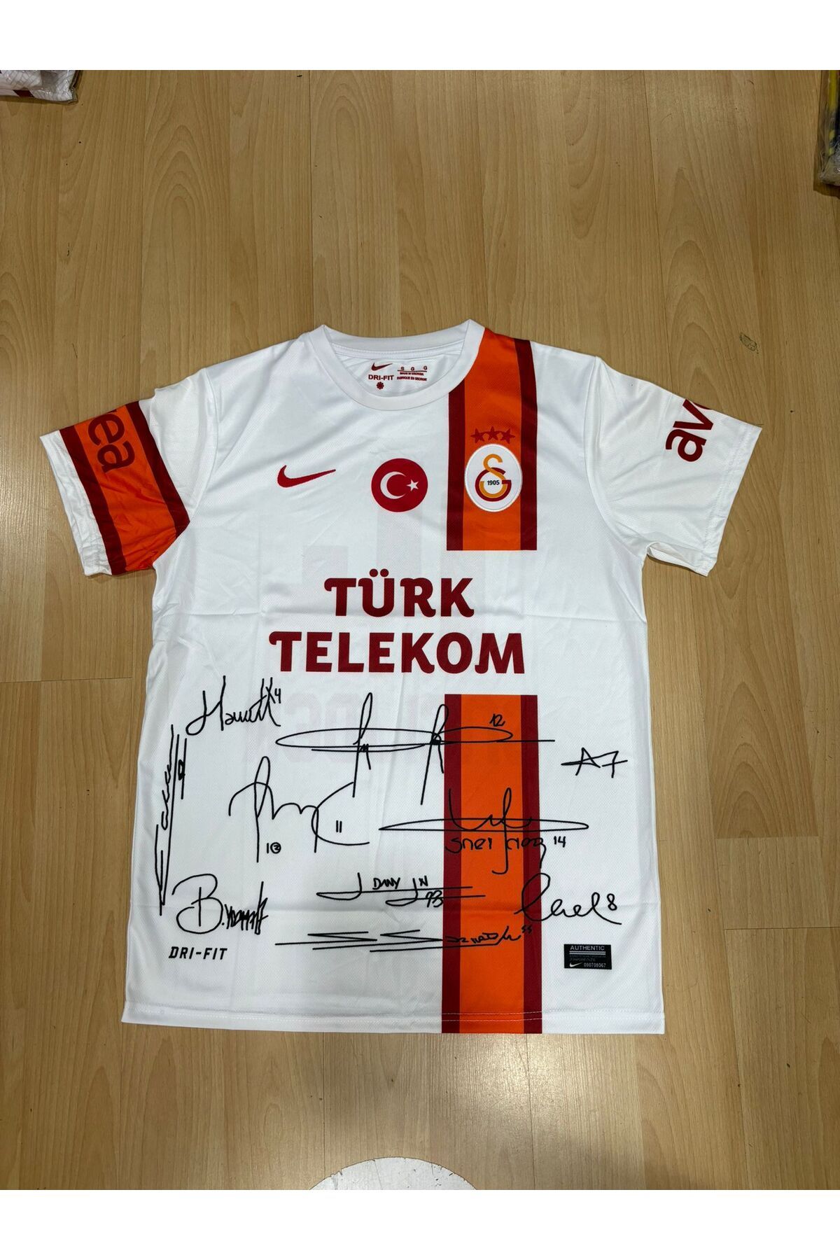 Nevruz Dijital İmzalı Efsane Wesley Sneijder Galatasar y // Beyaz Renk Kısa Kol Nostalji Forma