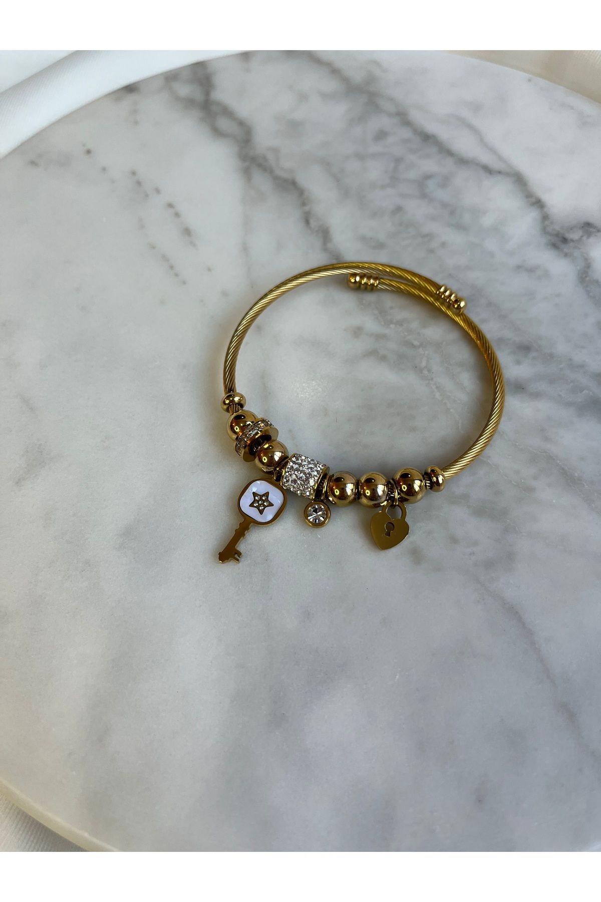 AKSESUARIM Mira Belle Bijoux Altın Renk Anahtar ve Kalp Figürlü Charm Çelik Bileklik