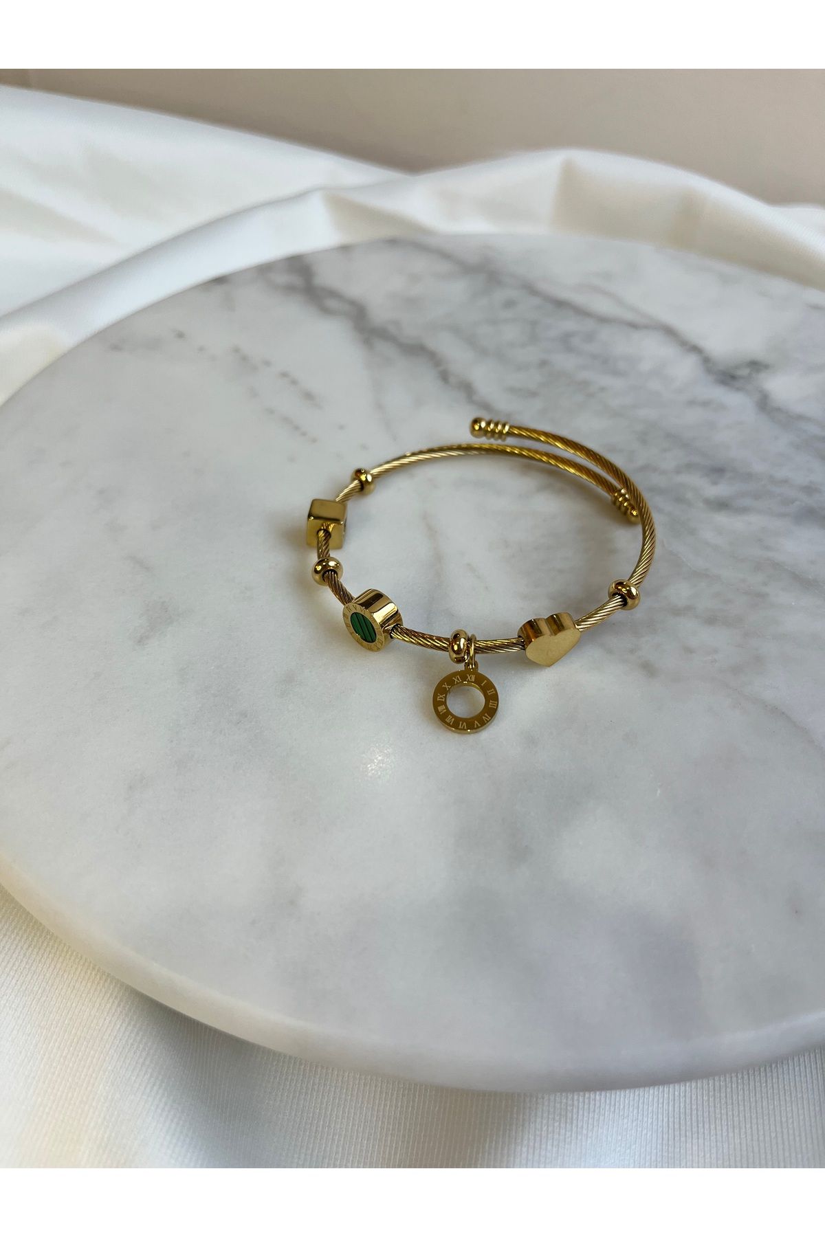 AKSESUARIM Mira Belle Bijoux Roma Rakamlı Charm ve Yeşil Taş Detaylı Altın Renk Çelik Bileklik