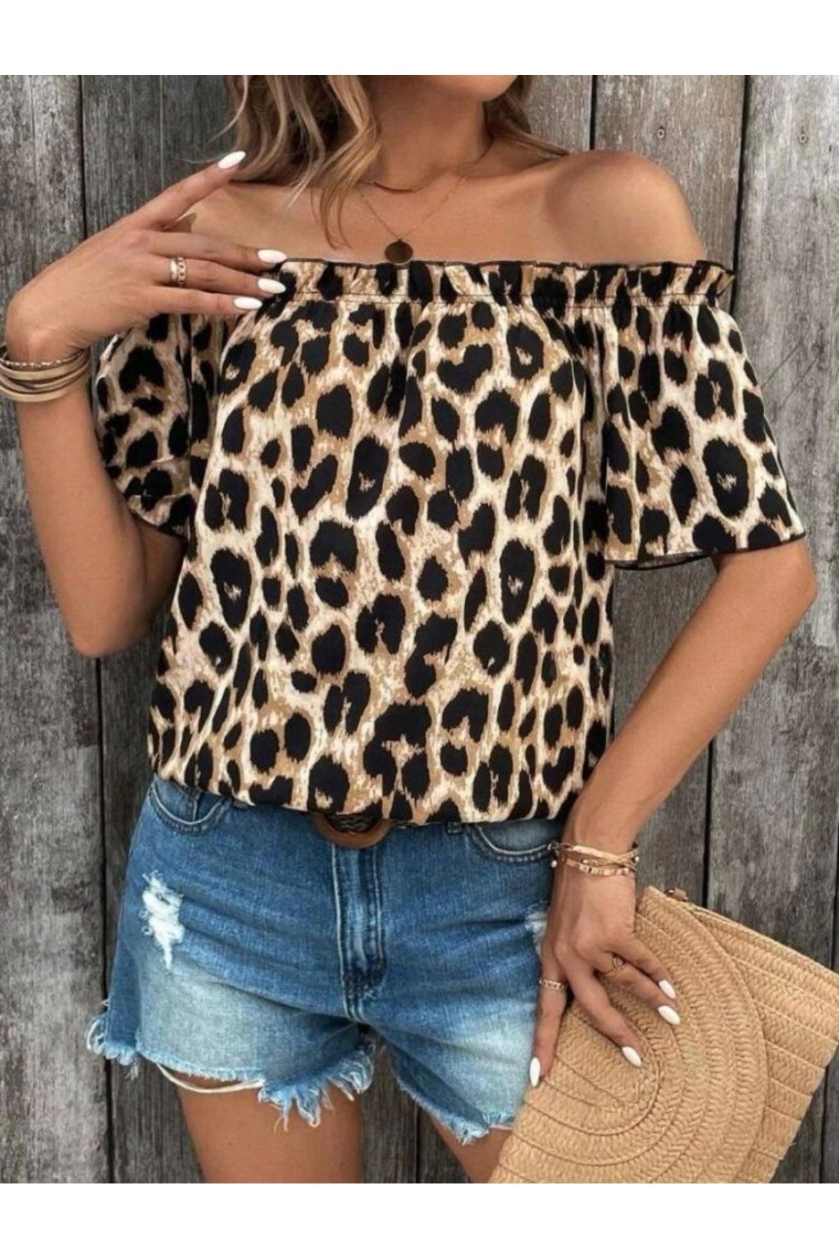 Butik Kadın Madonna Yaka Fırfırlı Leopar Desenli Mikro Kumaş Bluz