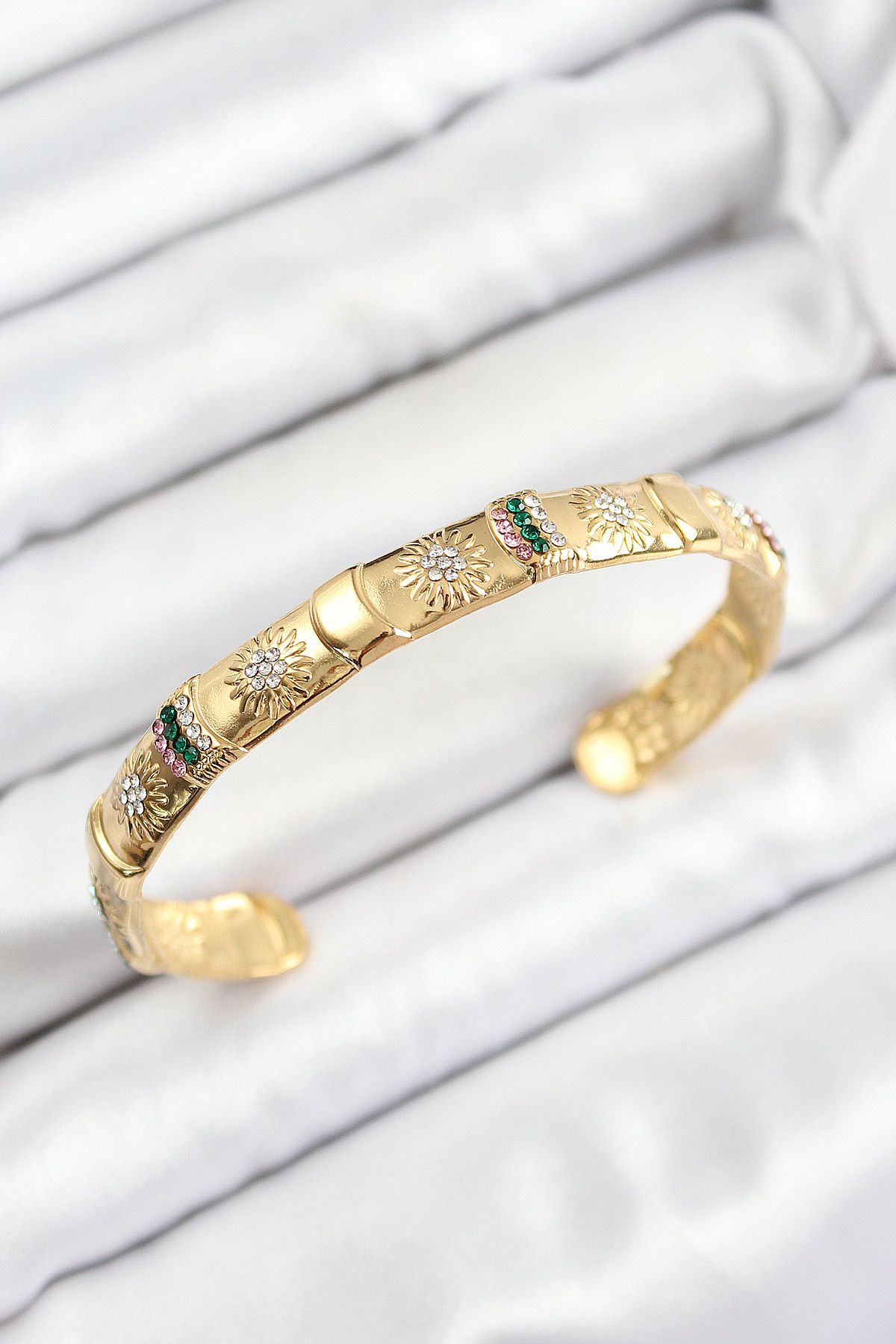 Clariss Pirinç Karışık Zirkon Taşlı Çiçek Model Gold Renk Altı Açık Kadın Bileklik