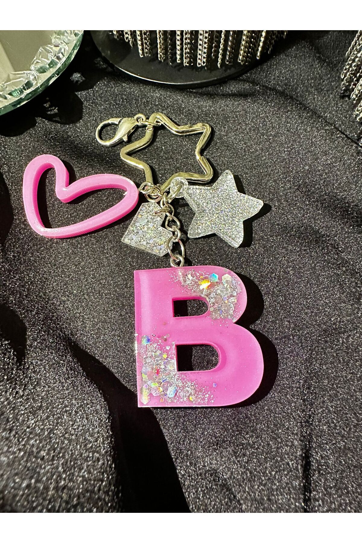 epoksiya B Harf Pembe Renk Gümüş Renk Glitterli Yıldız Kancalı VIP Ekstra Figürlü Epoksi Harf Anahtarlık