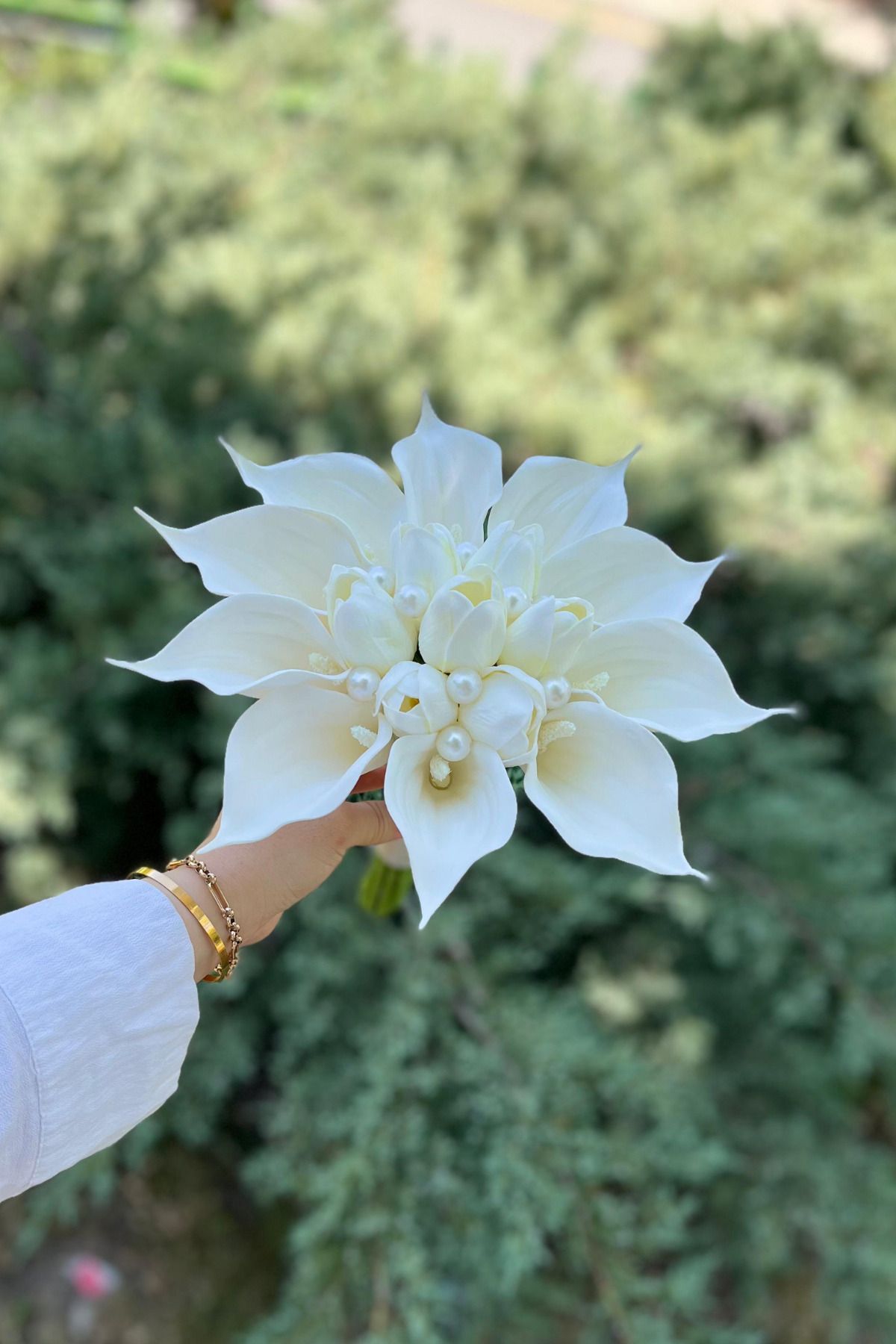 Luxe Floral Bouquet White Pearl –İnci Detaylı Beyaz Gala-Lale Aranjmanı Gelin Buketi & Söz-Nişan İçin Yapay Çiçek Buketi