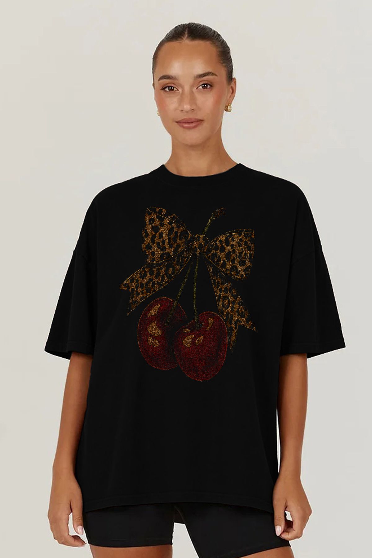 MODA Cherry Vişne Kiraz Leopar Desenli Kurdele Detaylı Baskılı Oversize Kalıp Siyah Kadın Tişört
