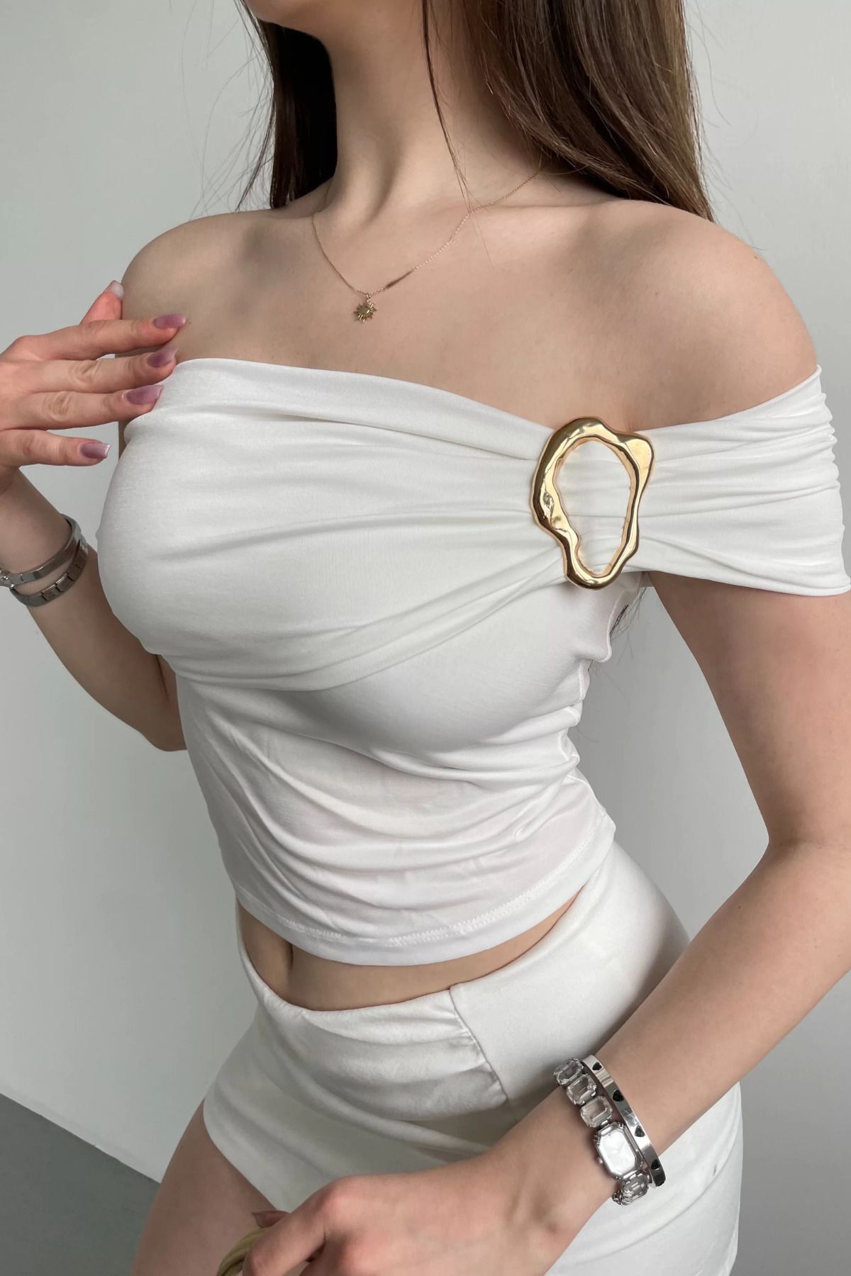 MOZENA Sandy Kumaş Omuz Aksesuar Detaylı Crop Bluz