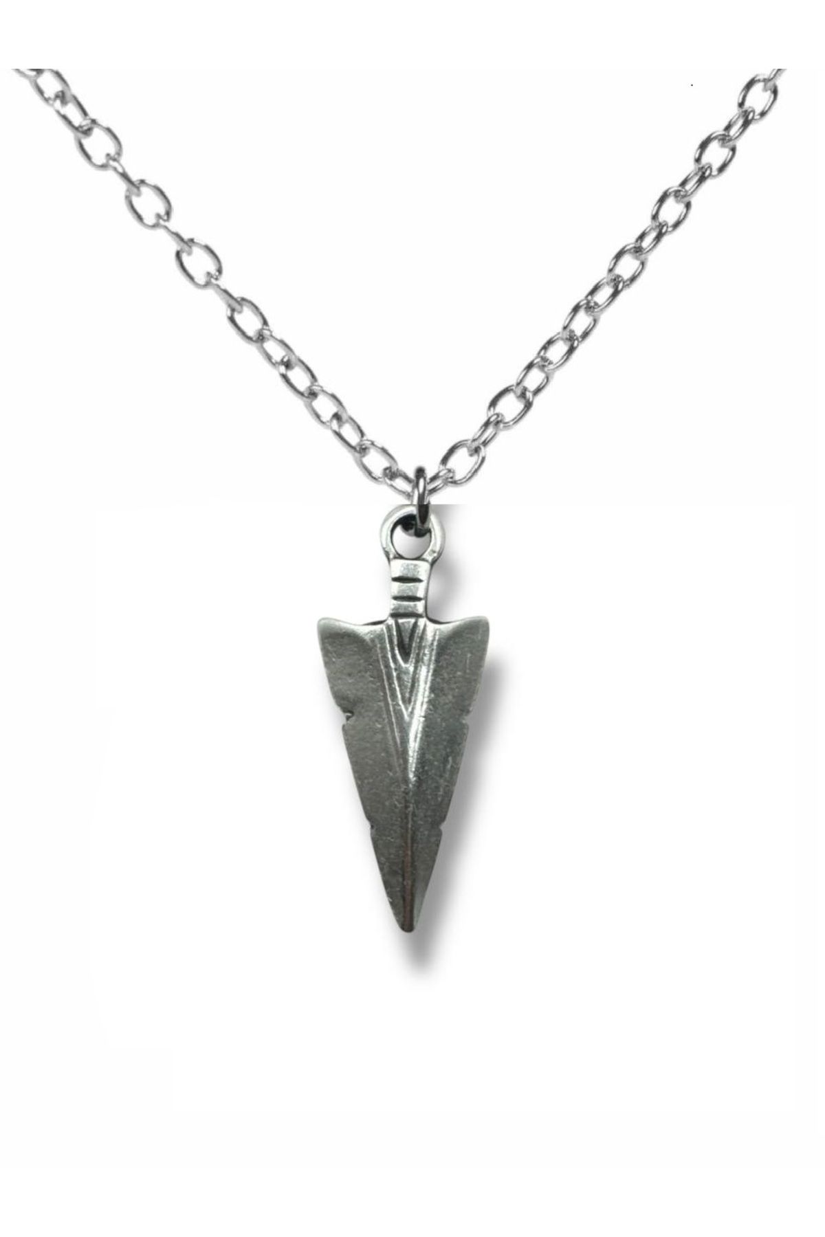 Herşey Nota Triangle Ok Ucu Figürlü Metal Kolye 60 cm Zincir – Modern ve Şık Geometrik Tasarım