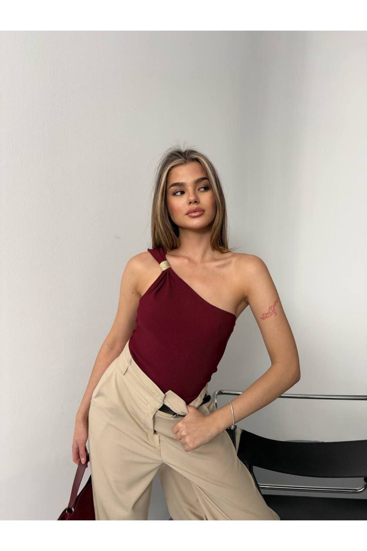 Butik NİS Gold Detaylı Tek Omuz Beyaz Body