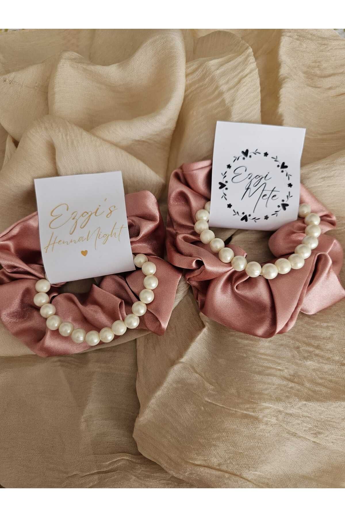chicore Pembe Saten Toka İnci Bileklikli Kına Nişan Nikah Doğum Kişiye Özel Kartlı 20 adet