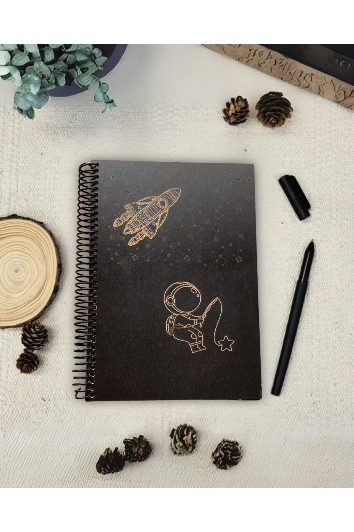 Tasarım Siyah Defter Astronot Figürlü Uzay Temalı Ahşap Kapaklı Siyah Yapraklı Anı Defteri – Günlük, Şiir Defteri, Albüm