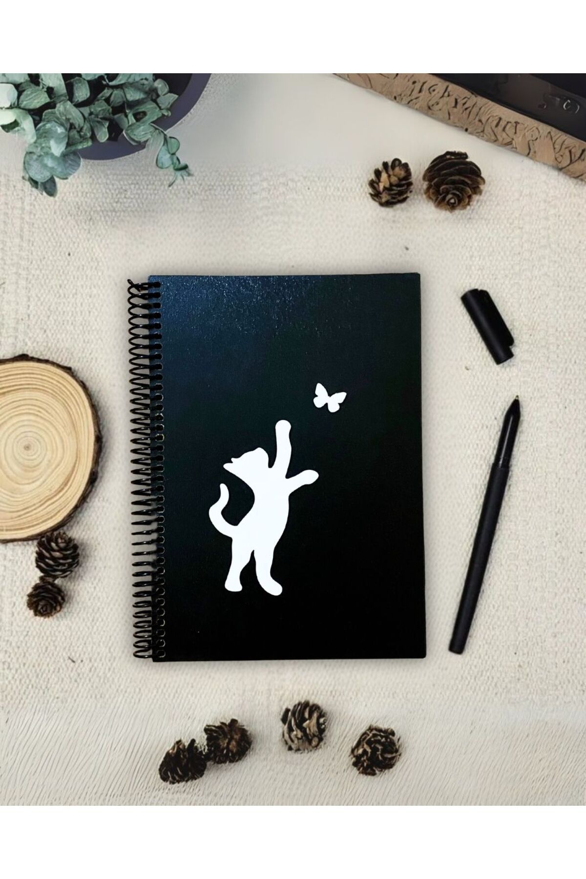 Tasarım Siyah Defter Ahşap Kapaklı Siyah Yapraklı Kedi Figürlü Defter – Anı, Günlük, Albüm & Şiir Defteri