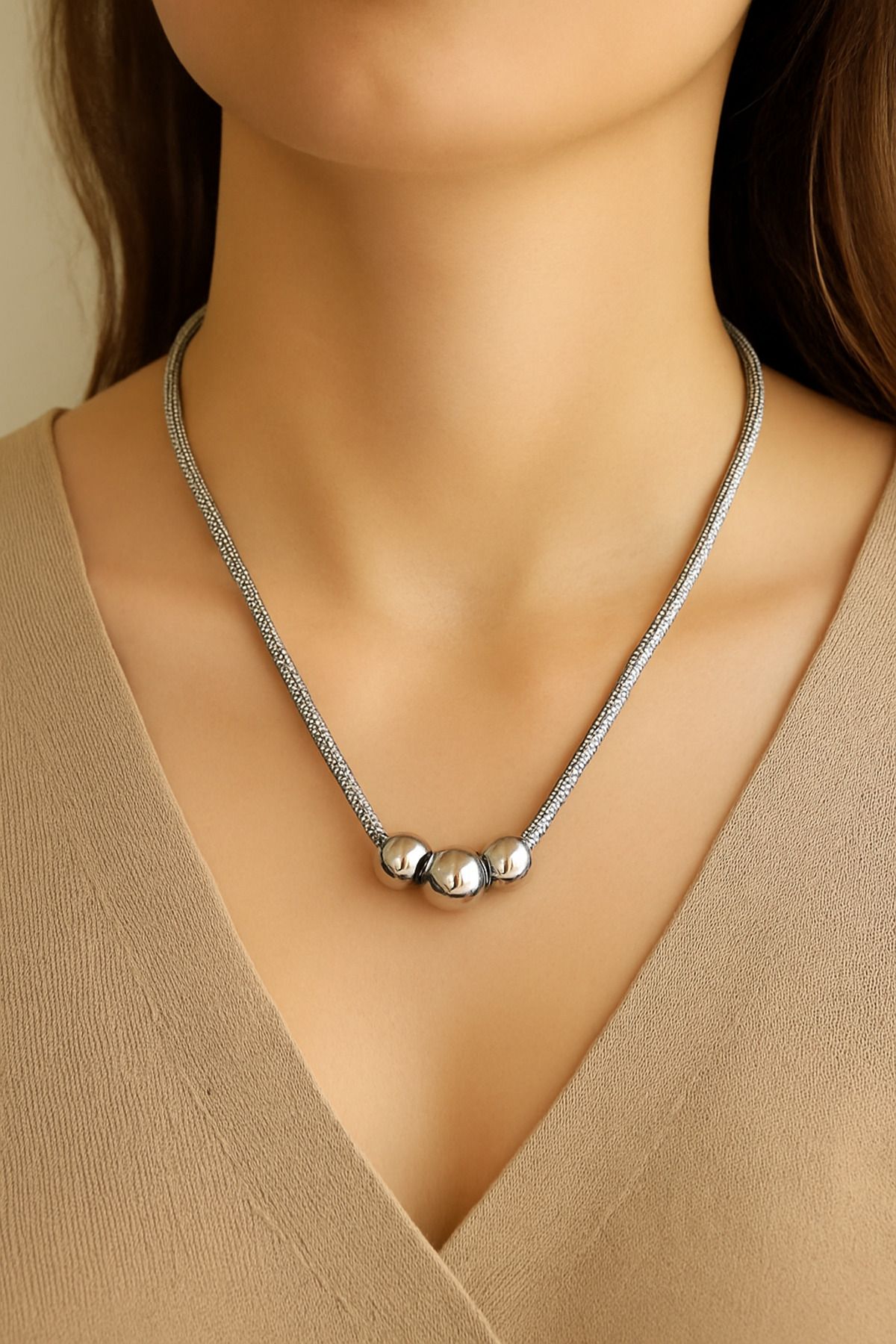 Luna Barella Üç Top Detaylı Kadın Çelik Kolye – Modern ve Şık Tasarım