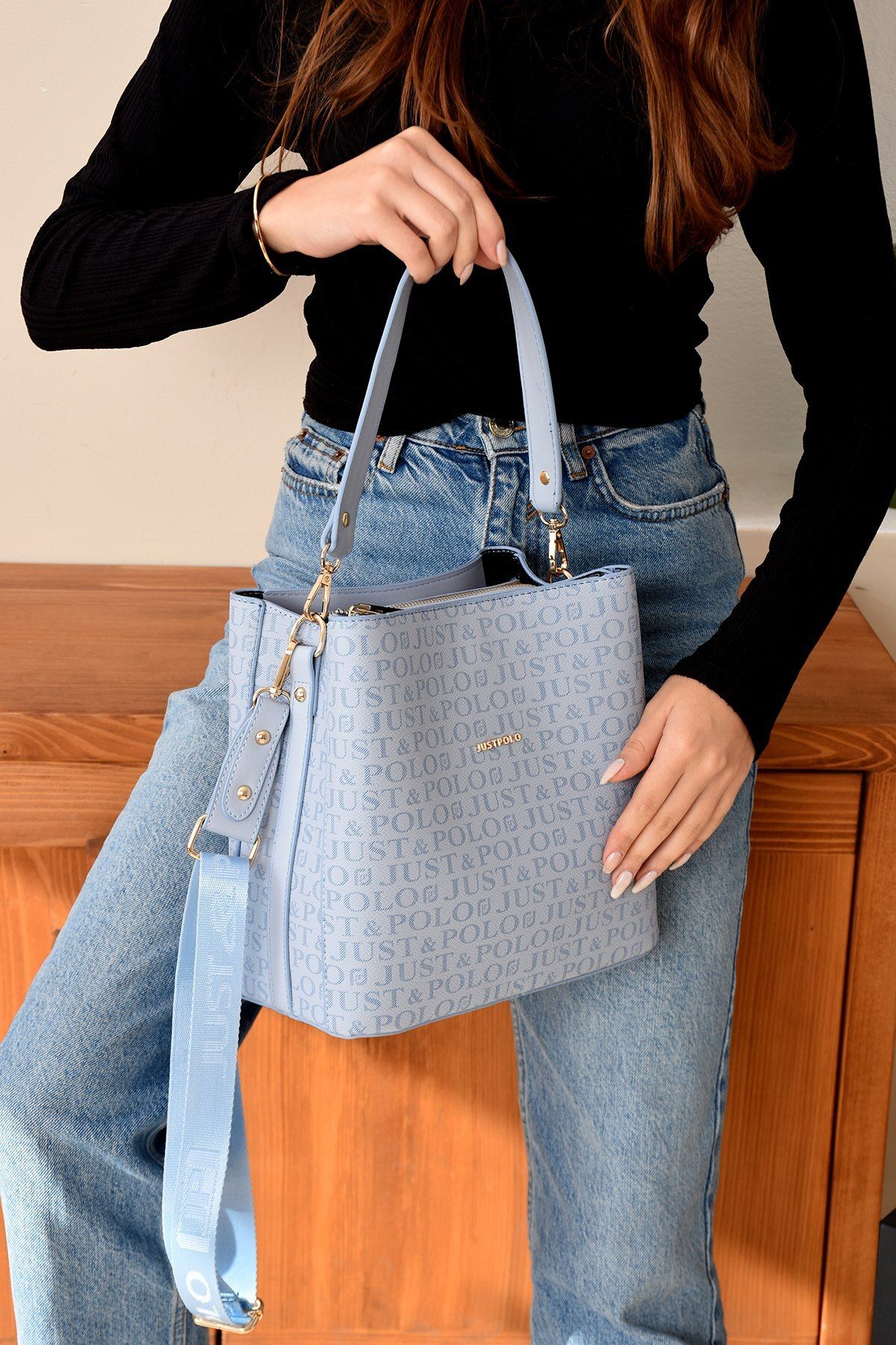 Just Polo Vessara 2117 Marka Baskılı Suni Deri 3 Bölmeli Kadın Postacı Ve Omuz Çantası (Ebat:25x25 Cm)
