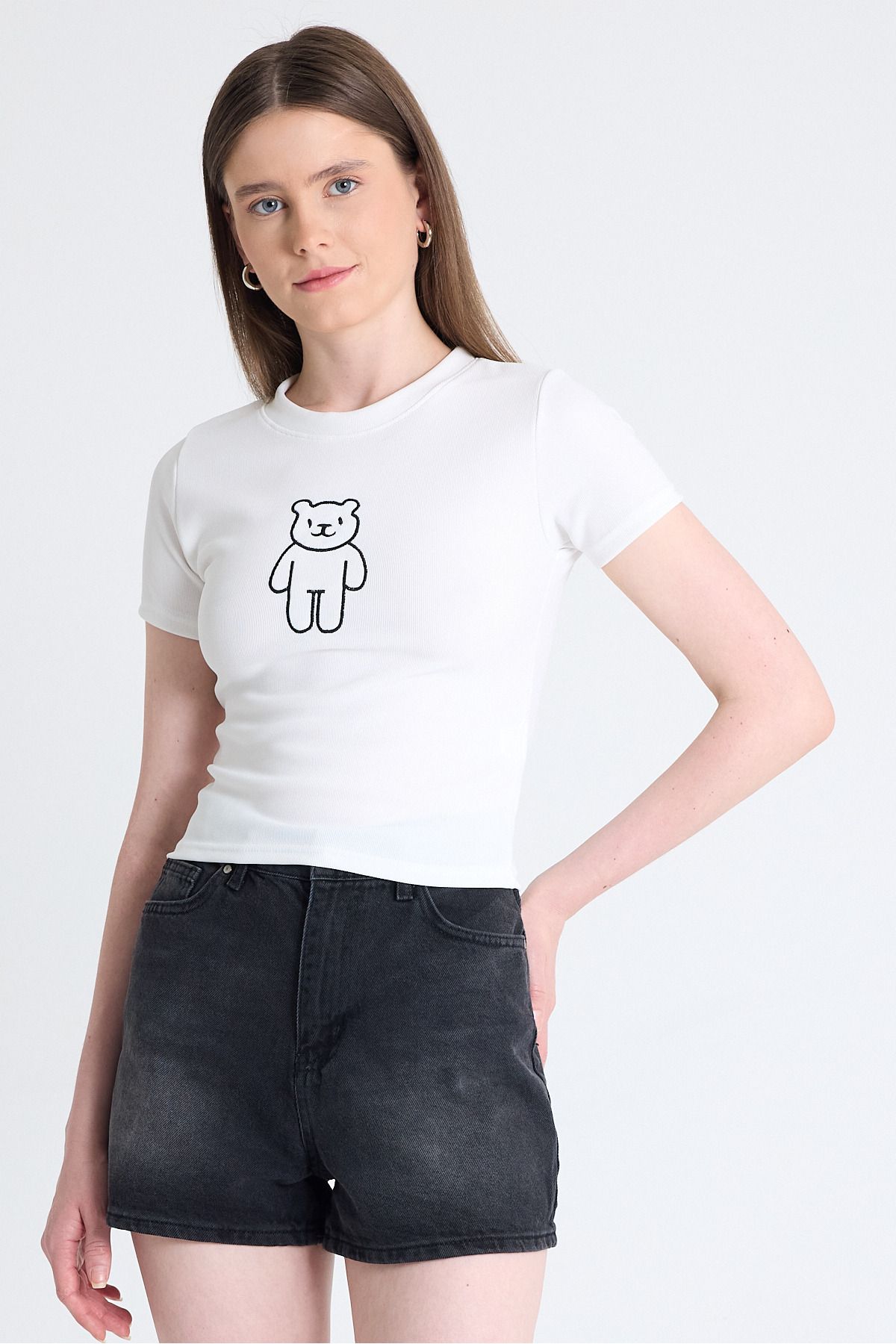 Rays Beyaz Ayıcık İşlemeli Slim Fit Crop Tişört 2217