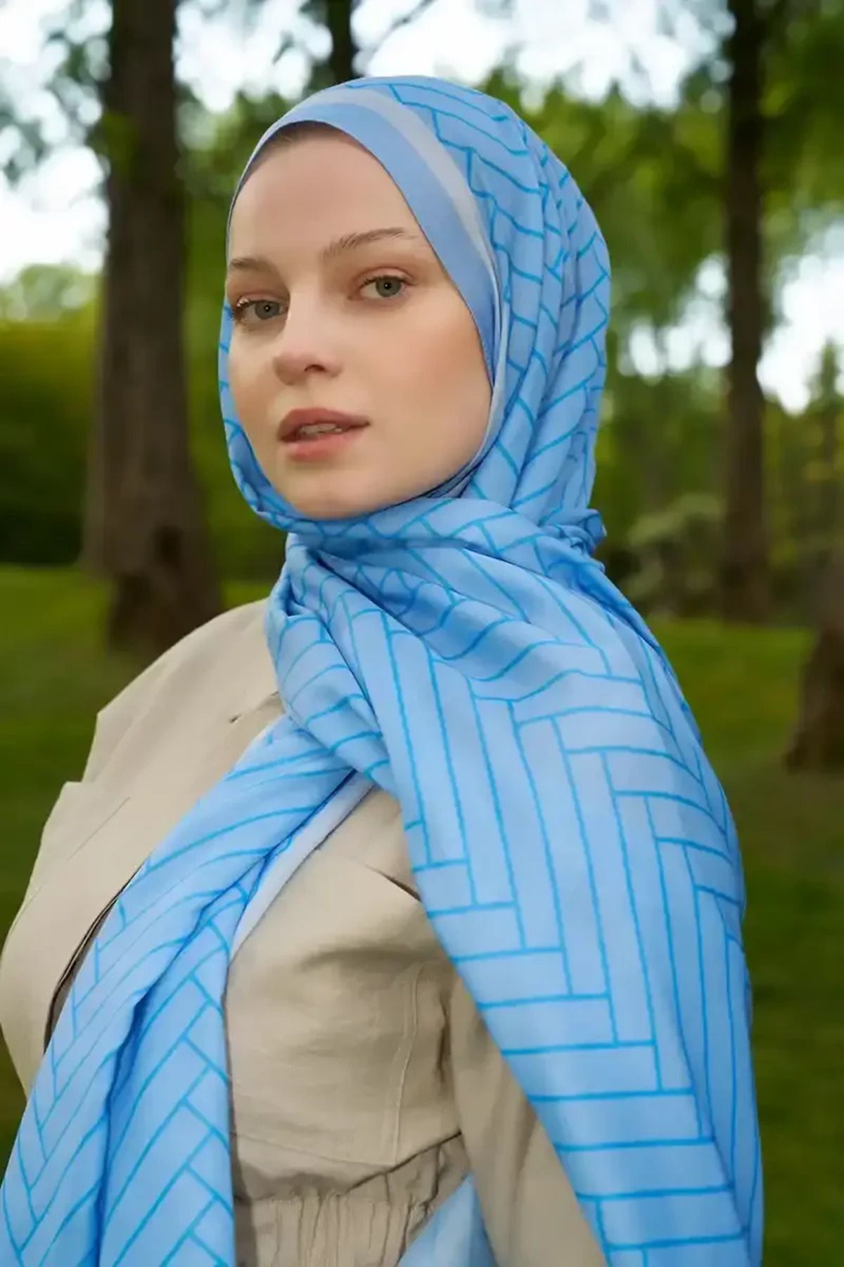 Madame Polo-Hyper Zigzag Pattern Shawl - Blue 2