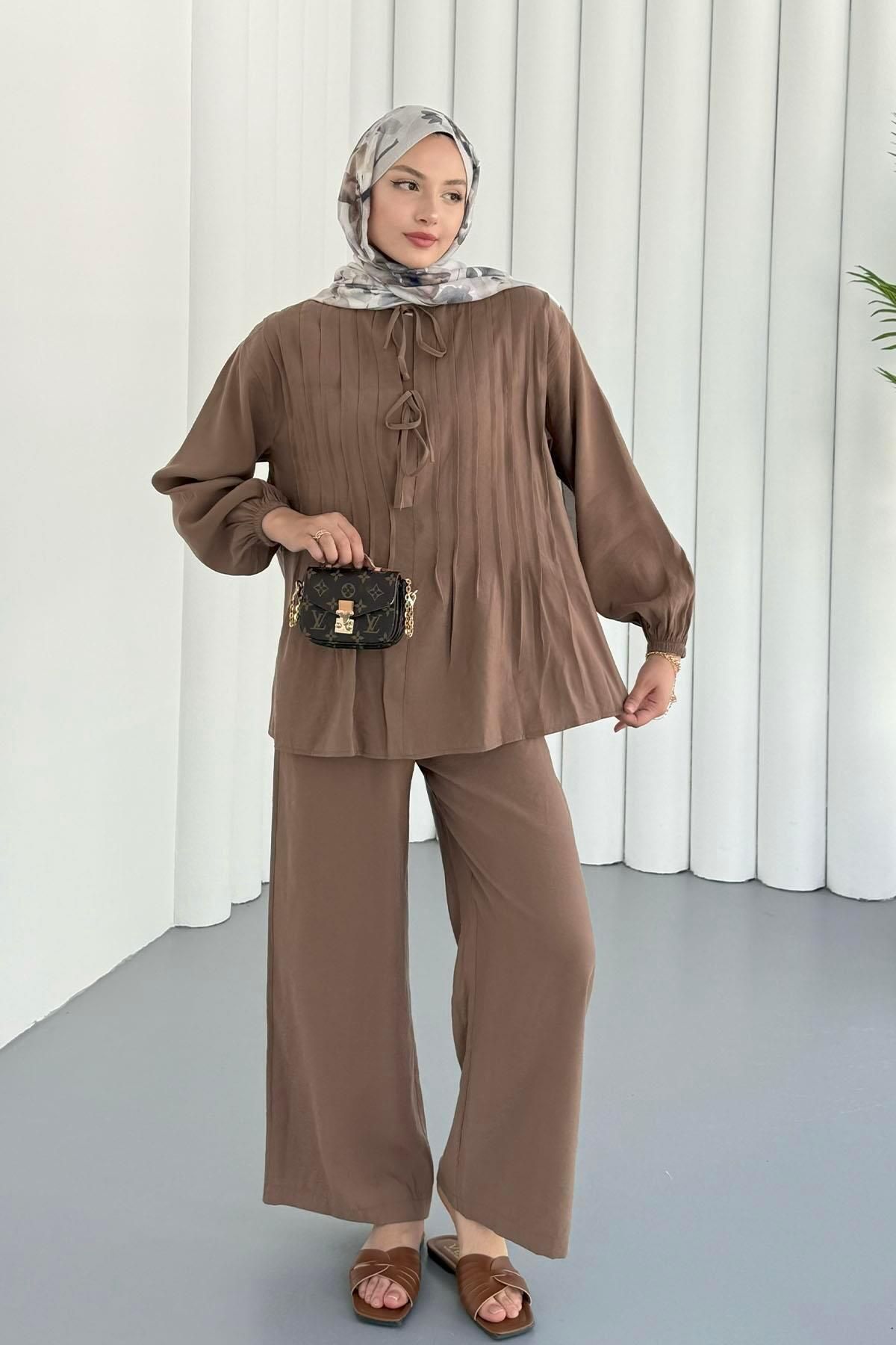 Modaensarbutik Önü Pileli Yakası Bağçık Detay Tesettür Takım-KAHVERENGİ