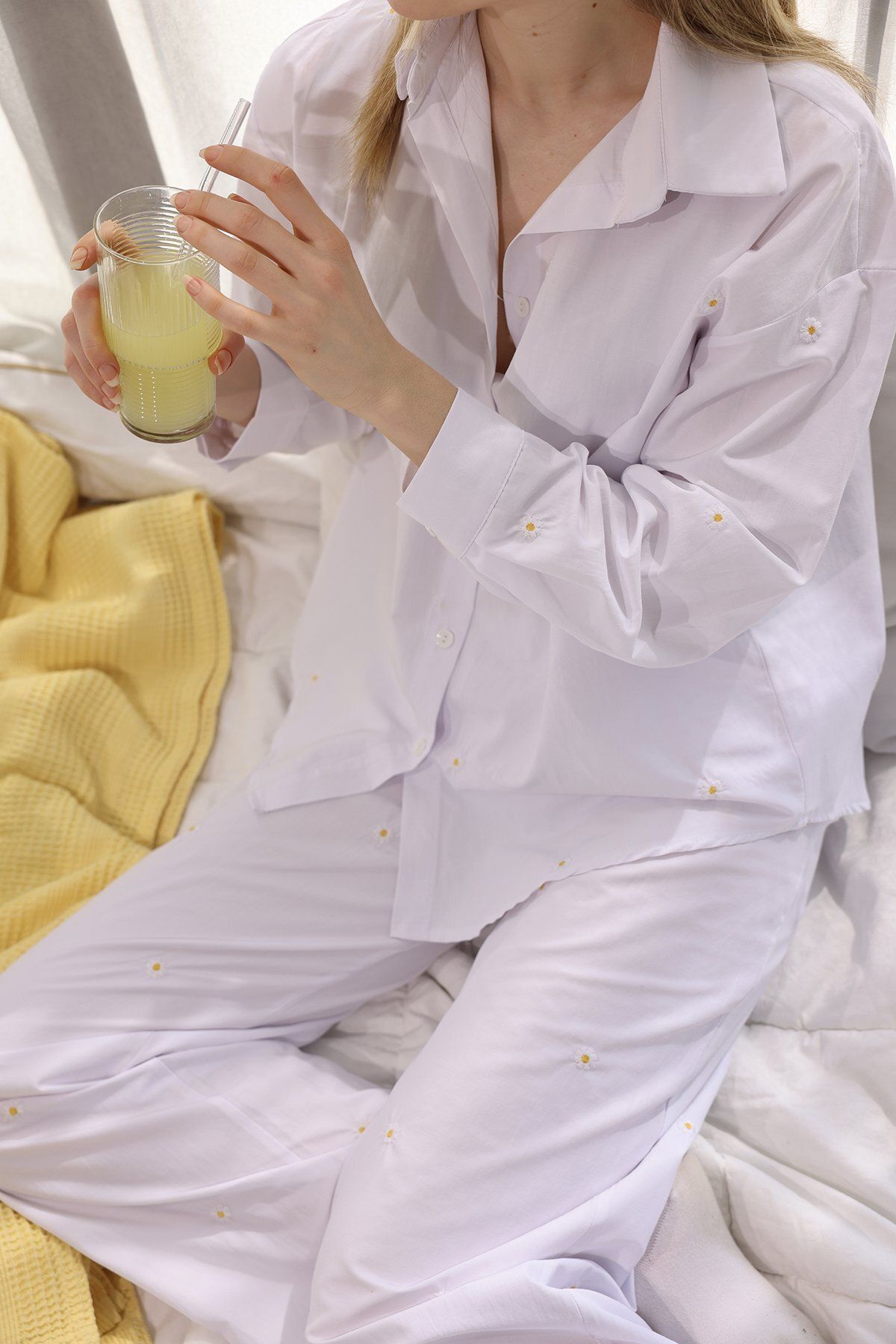 Meral Özgenç Papatya İşlemeli Pijama Takımı