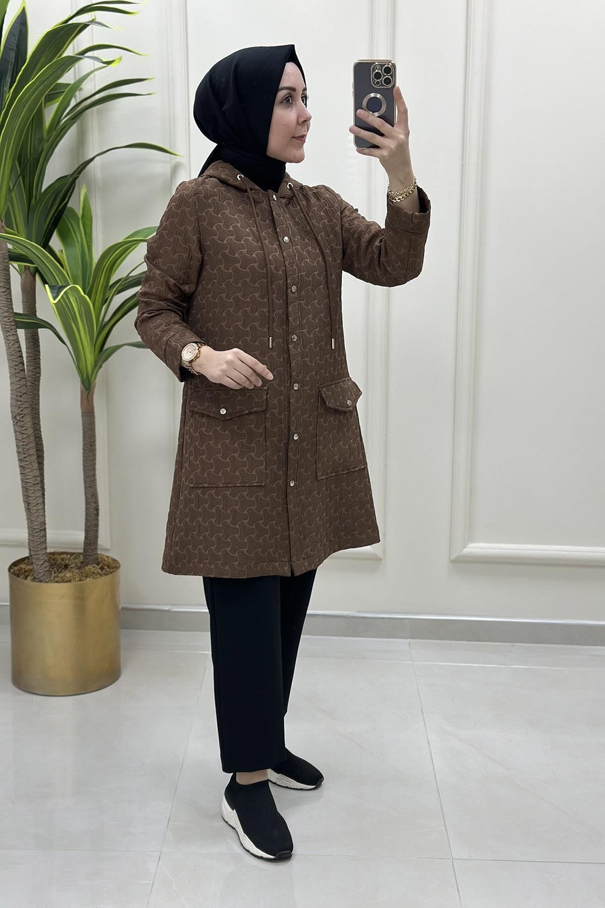 KADO Önü Çıtçıtlı Kendinden Desenli Cepli Kapitone Kadın Kap Taba KADO 9651