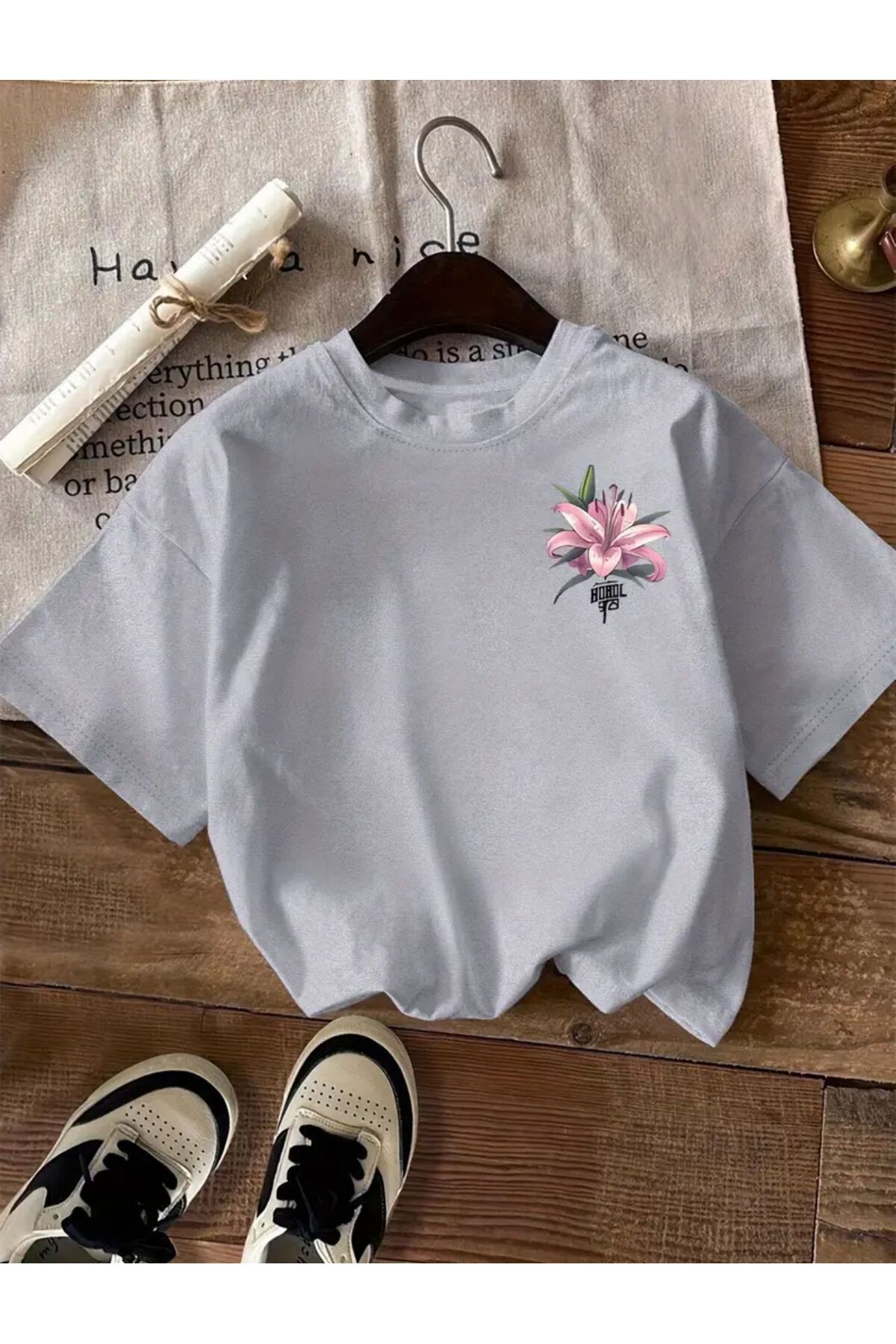 caddekombin Pembe Zambak Göğüs Baskılı Pamuk Penye Gri Tişört