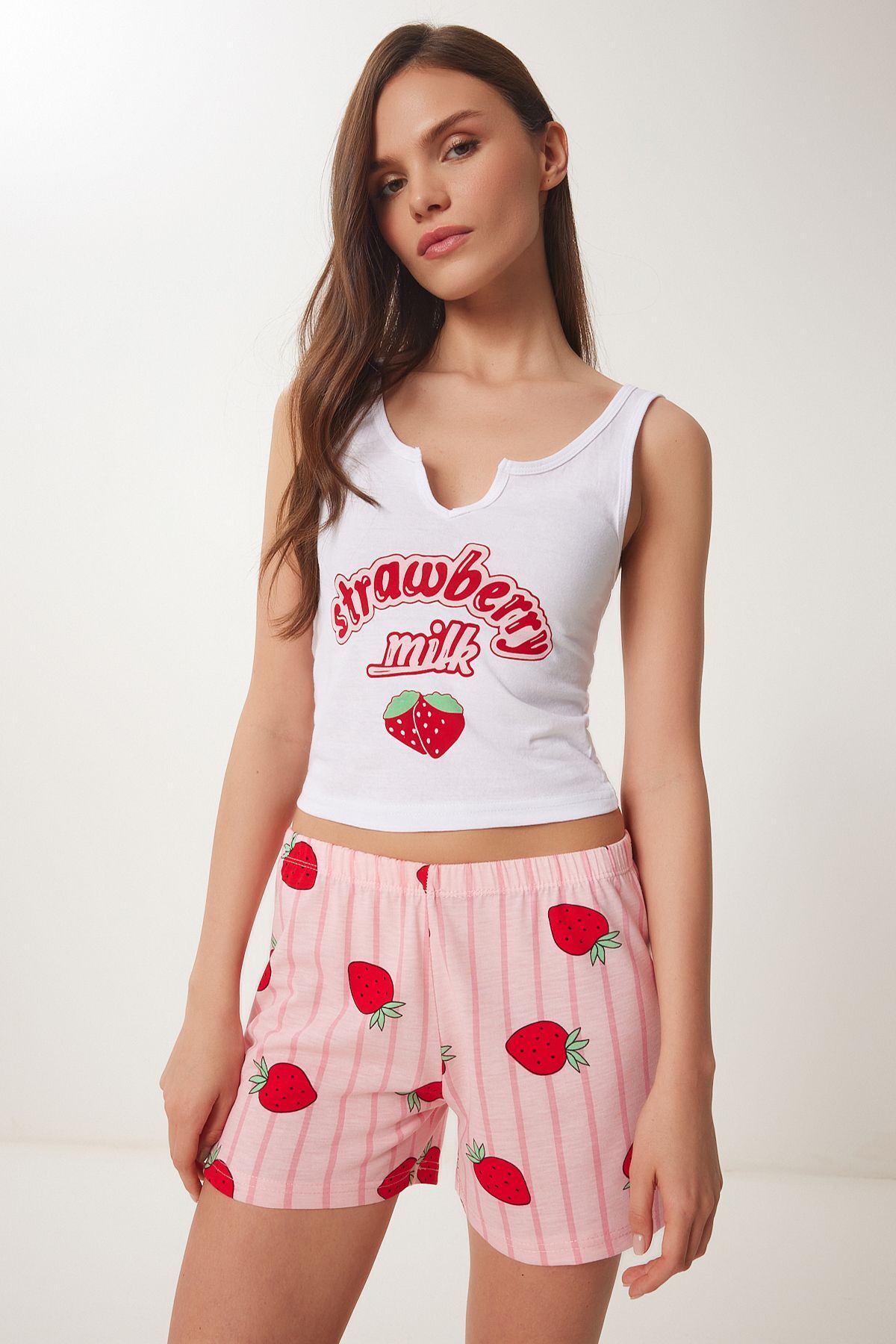 VibeGaia Kadın Pembe Beyaz Şortlu Çilek Baskılı Pamuklu Pijama Takımı
