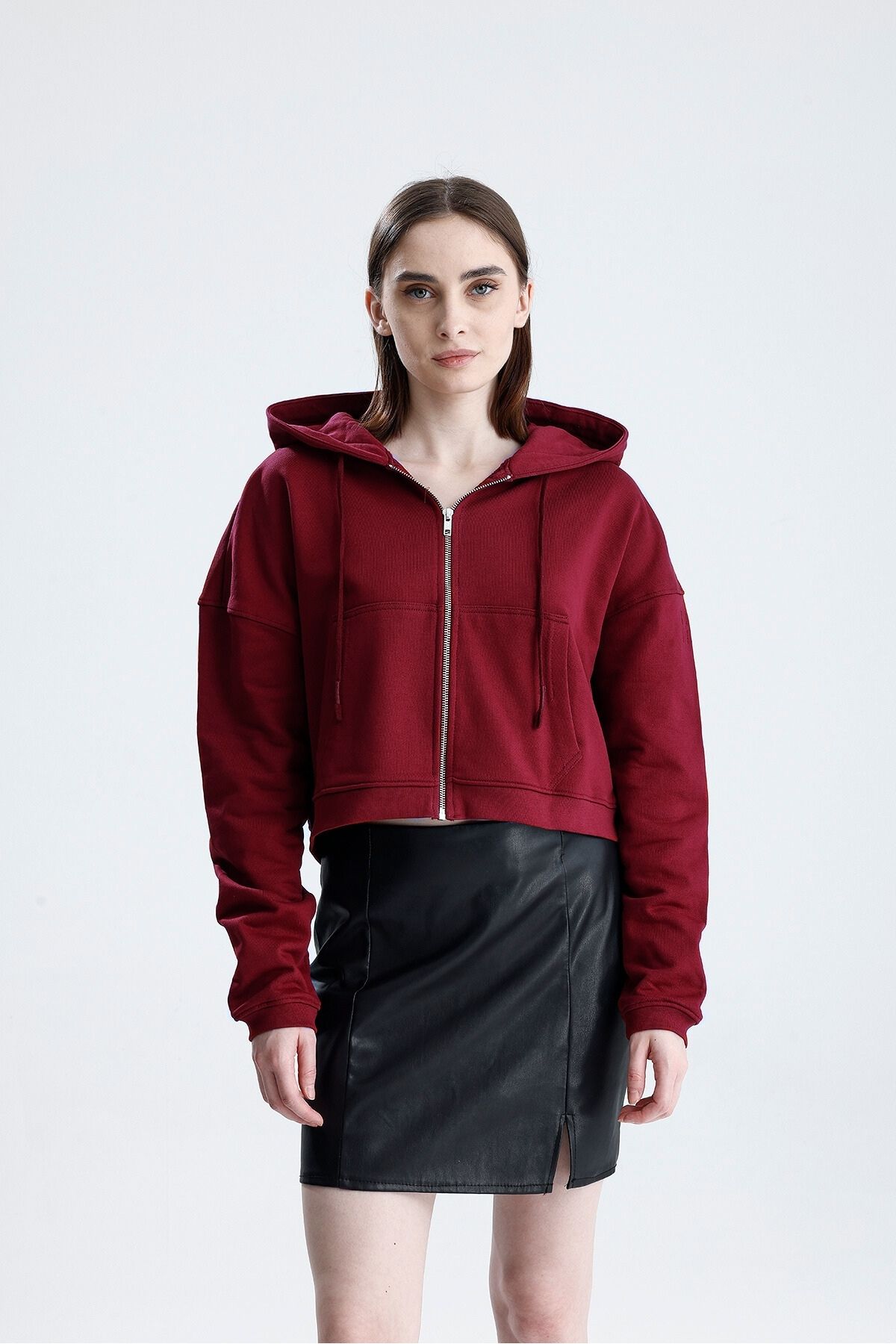 Sofist İstanbul Bordo Kadın Essentials Fit Zip Hoodie %100 Pamuk Kapüşonlu Düşük Omuzlu Fermuarlı Kanguru Cepli