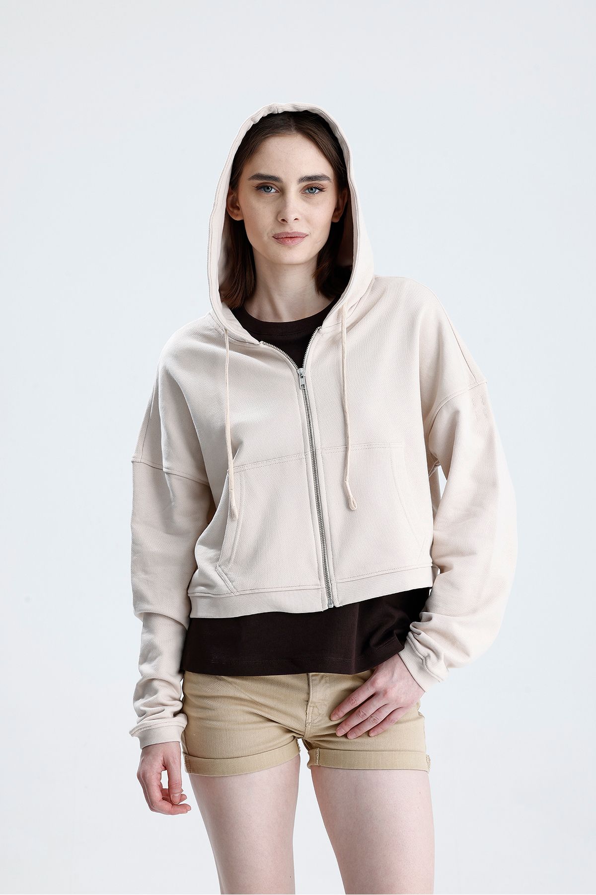 Sofist İstanbul Ekru Kadın Essentials Fit Zip Hoodie %100 Pamuk Kapüşonlu Düşük Omuzlu Fermuarlı Kanguru Cepli