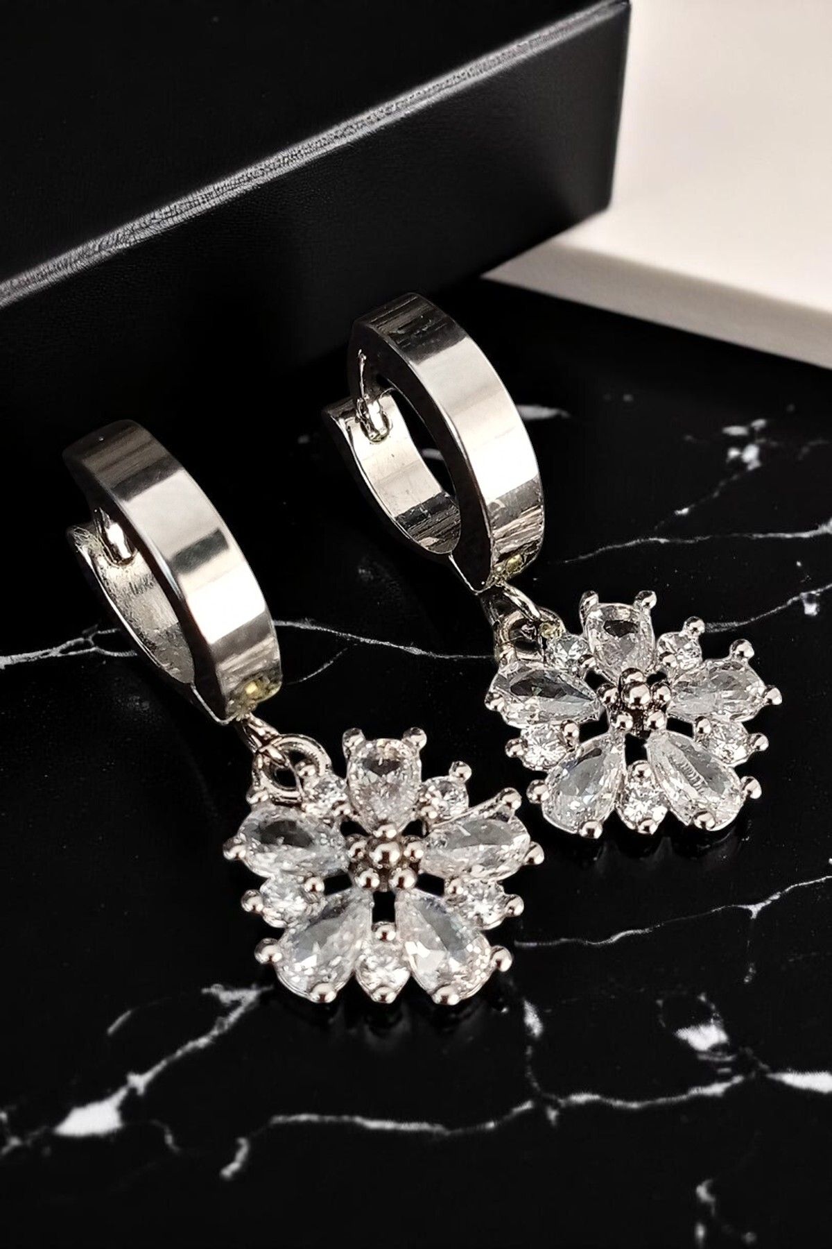 Lina Tia Kadın Çelik Gümüş Kaplama Zirkon Taşlı Minimal Çiçek Temalı Sallantılı Halka Klipsli Model Küpe