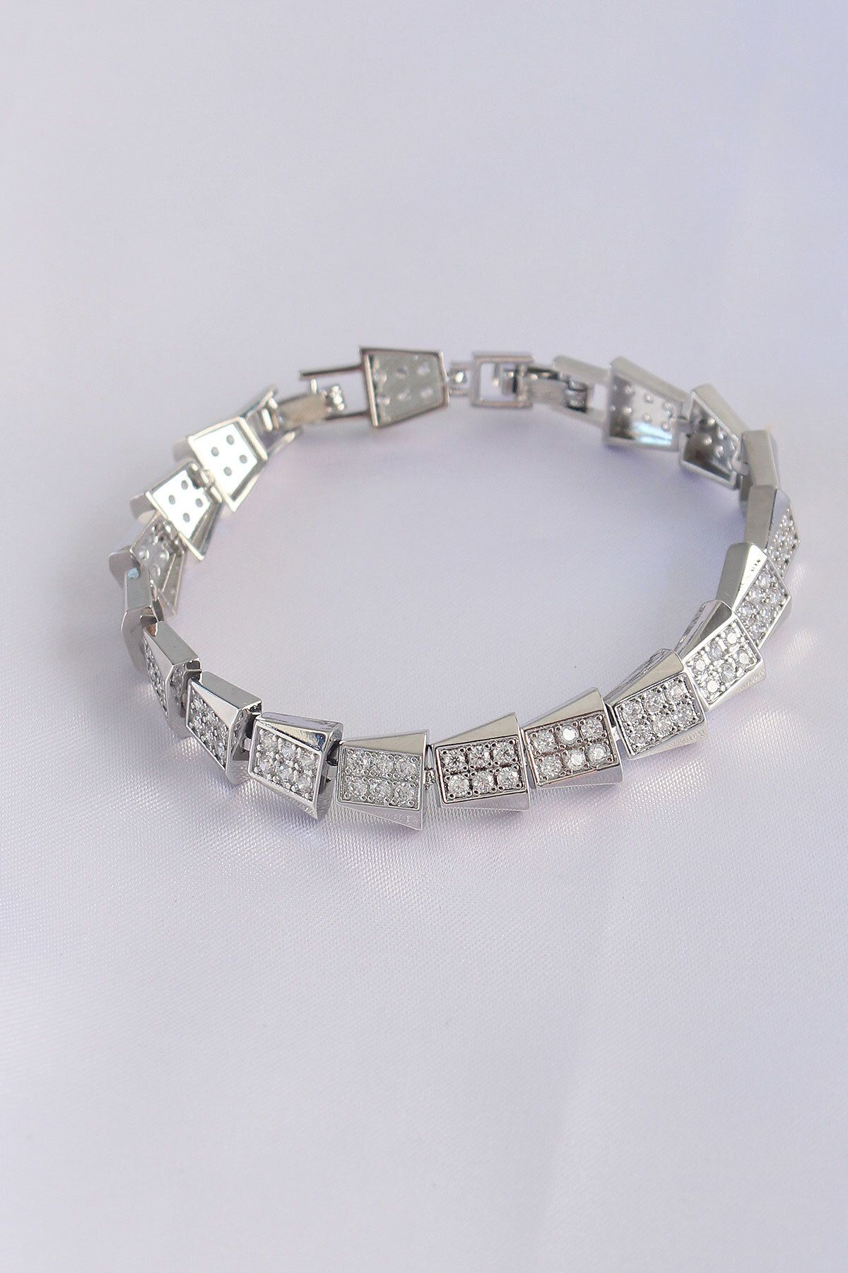 Angel Of Life Vip Seri Pirinç Zirkon Taşlı Gümüş Renk Geometrik Bileklik - TJ-BB6059