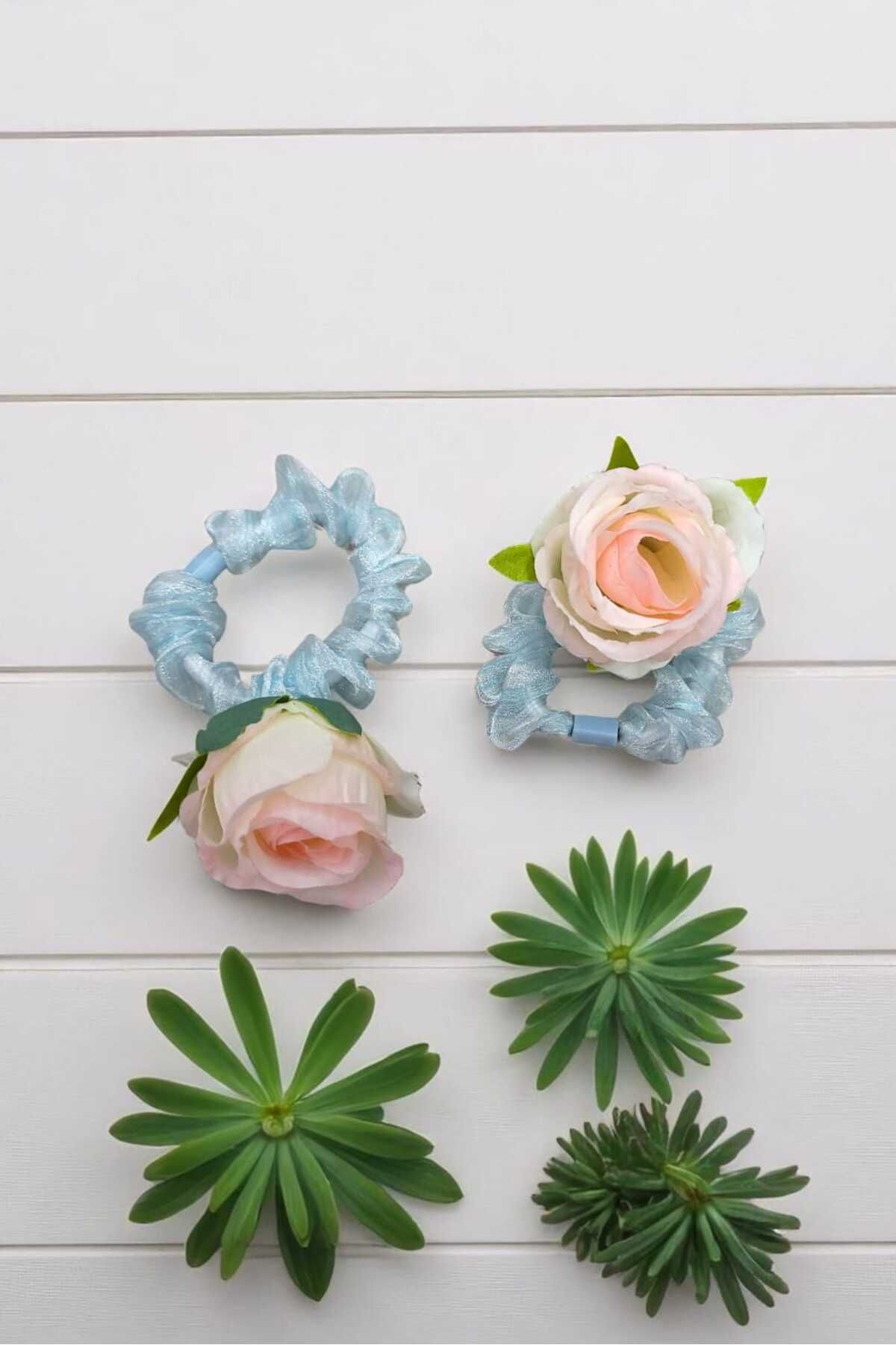 Öze Aksesuar Pembe Çiçekli Mavi Lastikli Simit Toka 2'li Parlak Lastikli Toka Kız Çocuk Toka