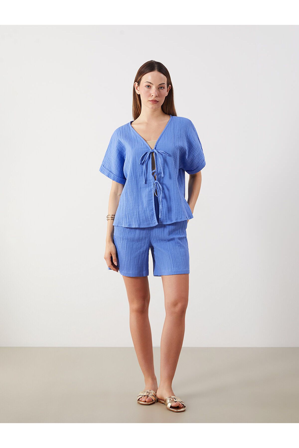 LC Waikiki-V-Neck Textured Muslin Blouse with Bow on the Front 2
