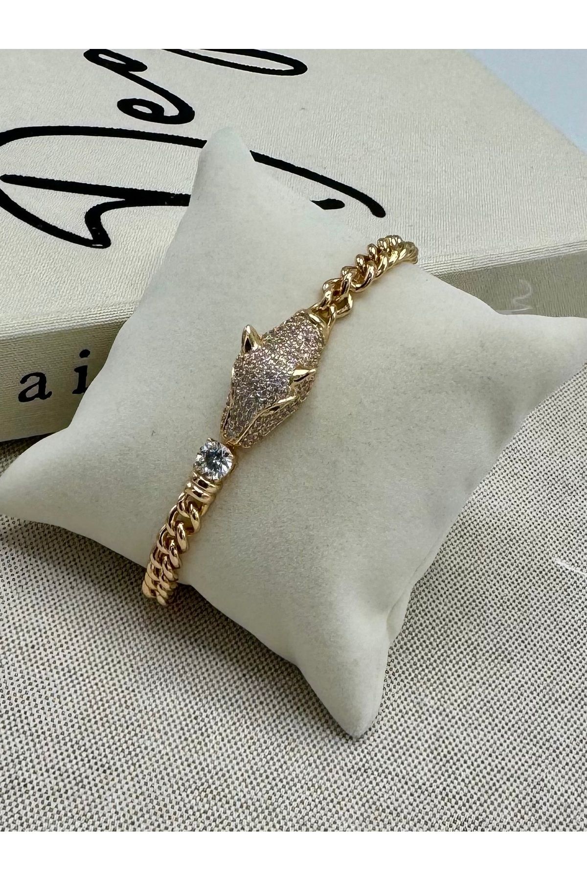 DEEPWELL Gold Renk Taşlı Kadın Çelik Bileklik dbw023