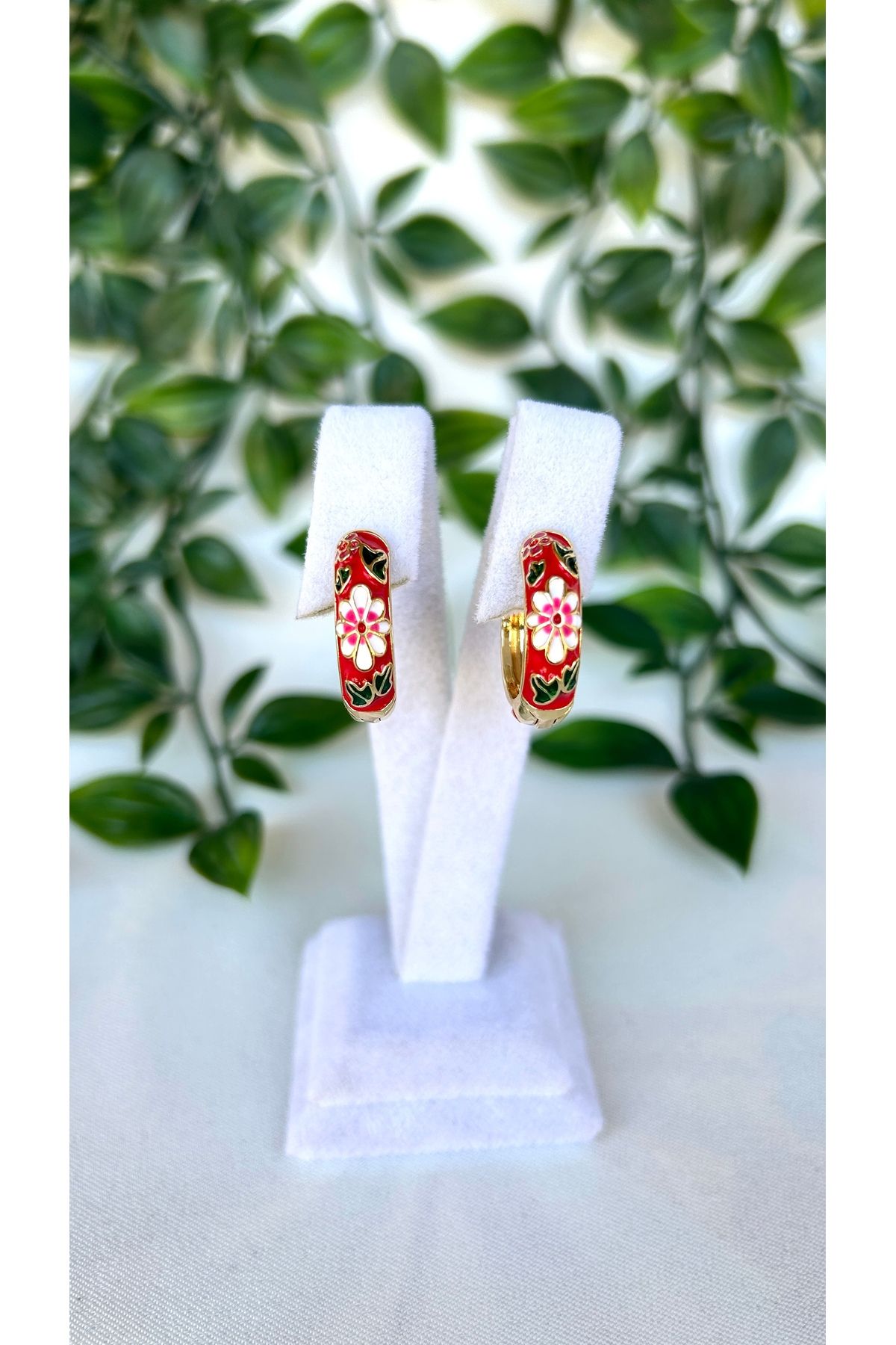 Alvora Accessories Özel Seri Mineli Renkli Çiçek İşlemeli Halka Küpe - Kırmızı