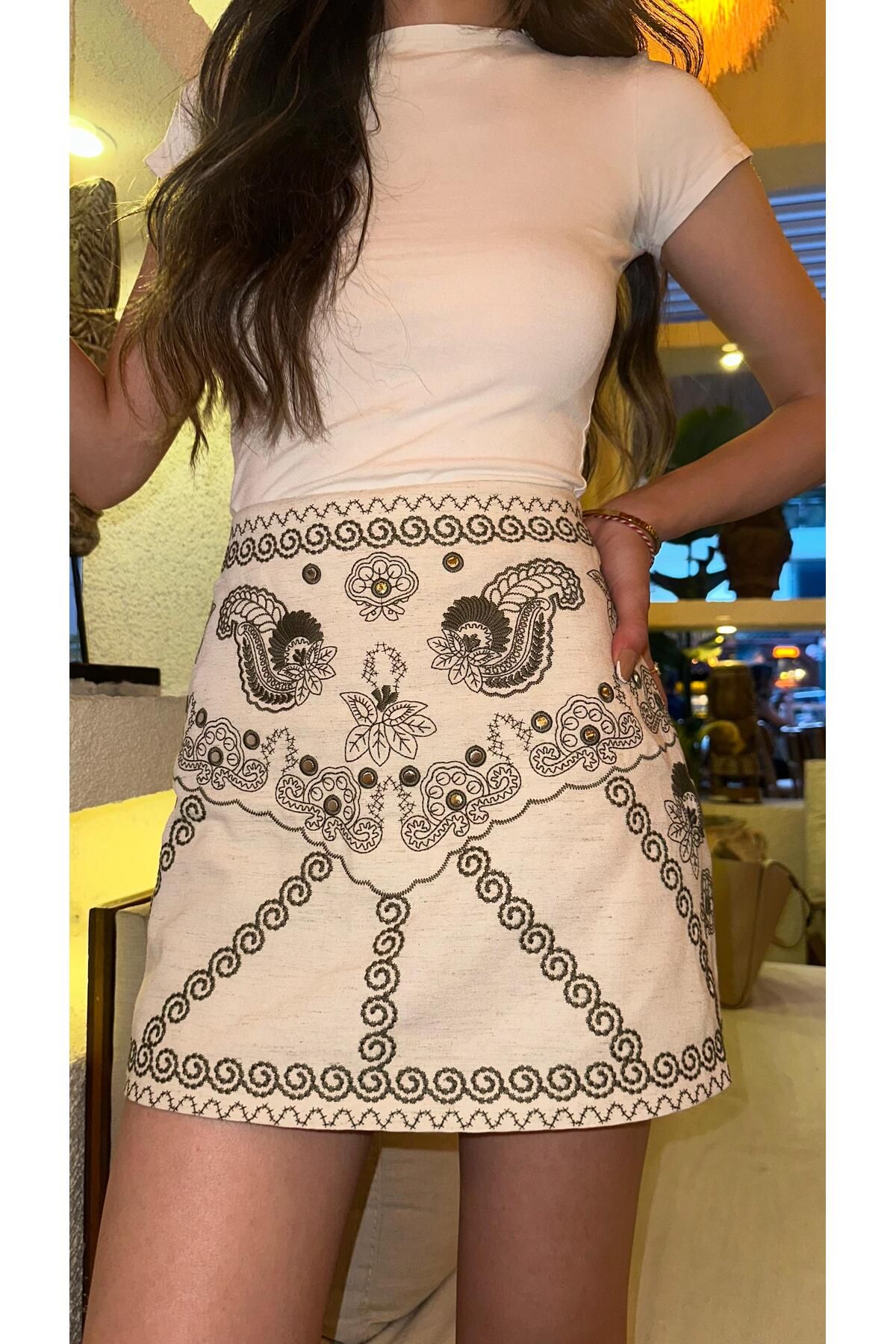 MODA BEYAZ NAKIŞ DETAYLI ETEK
