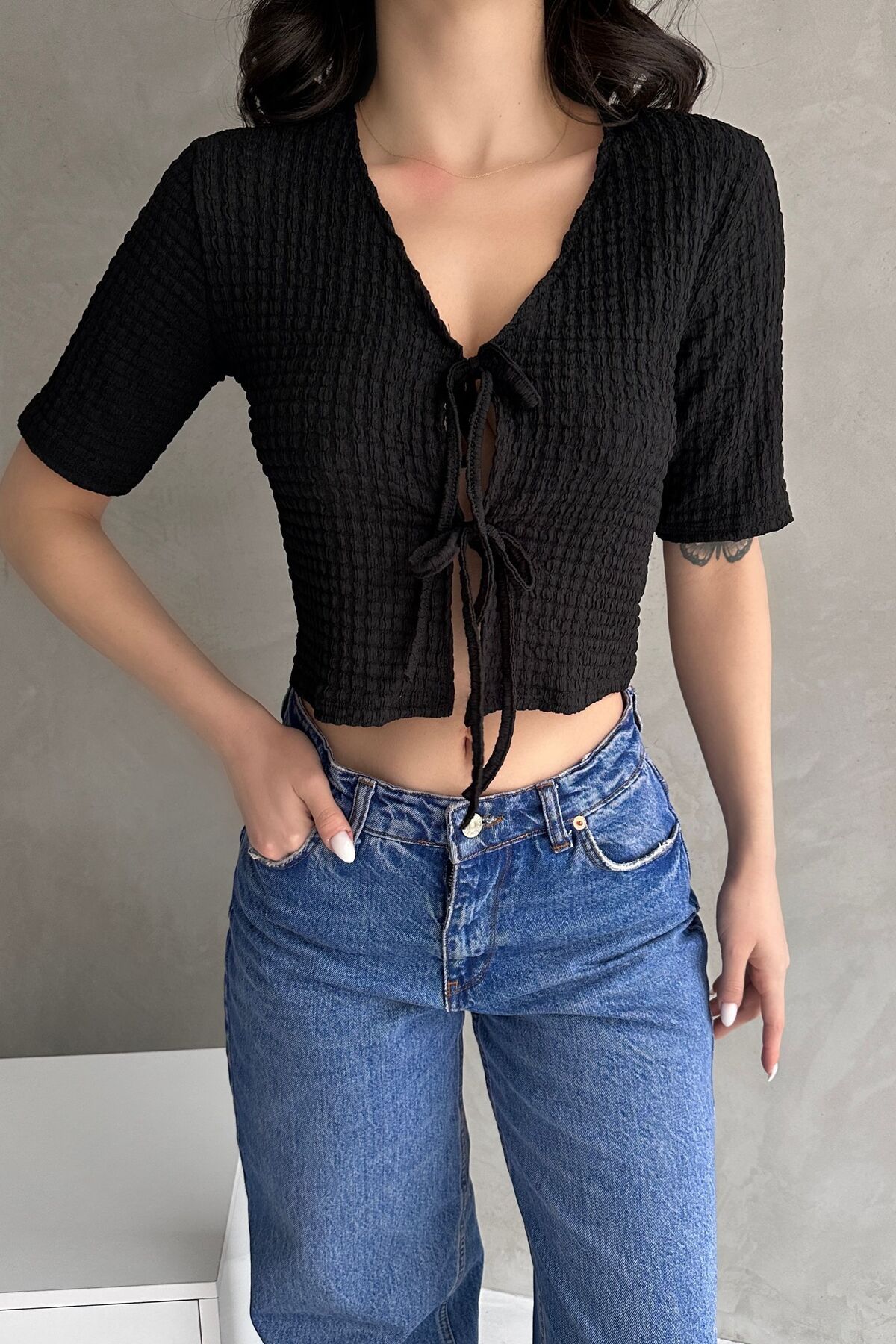 BEEMU V Yaka Önü Bağlamalı Gofre Crop Bluz