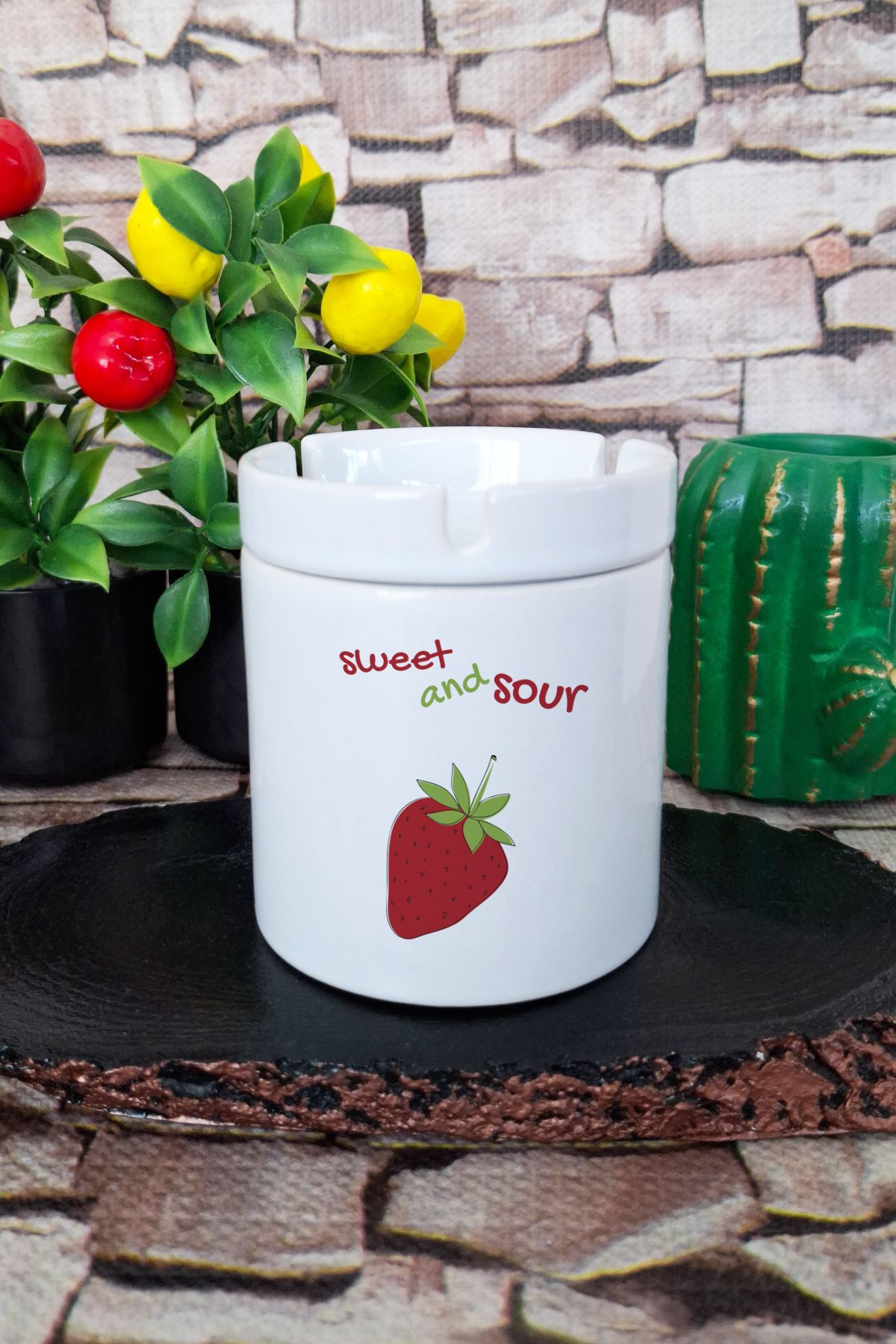 qoeuyl boutique Sweet And Sour Çilek Baskılı Seramik Kapaklı Kokusuz Küllük