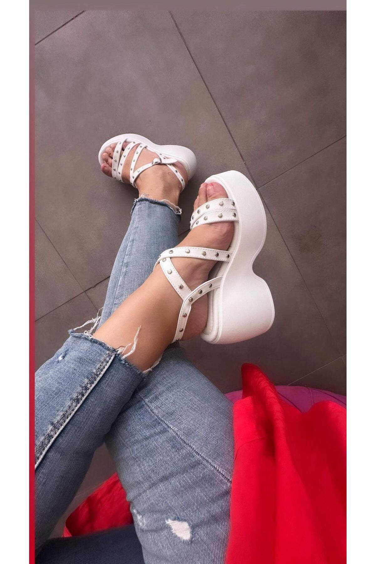 Sibel Shoes Polka Beyaz Trok Detaylı Sandalet