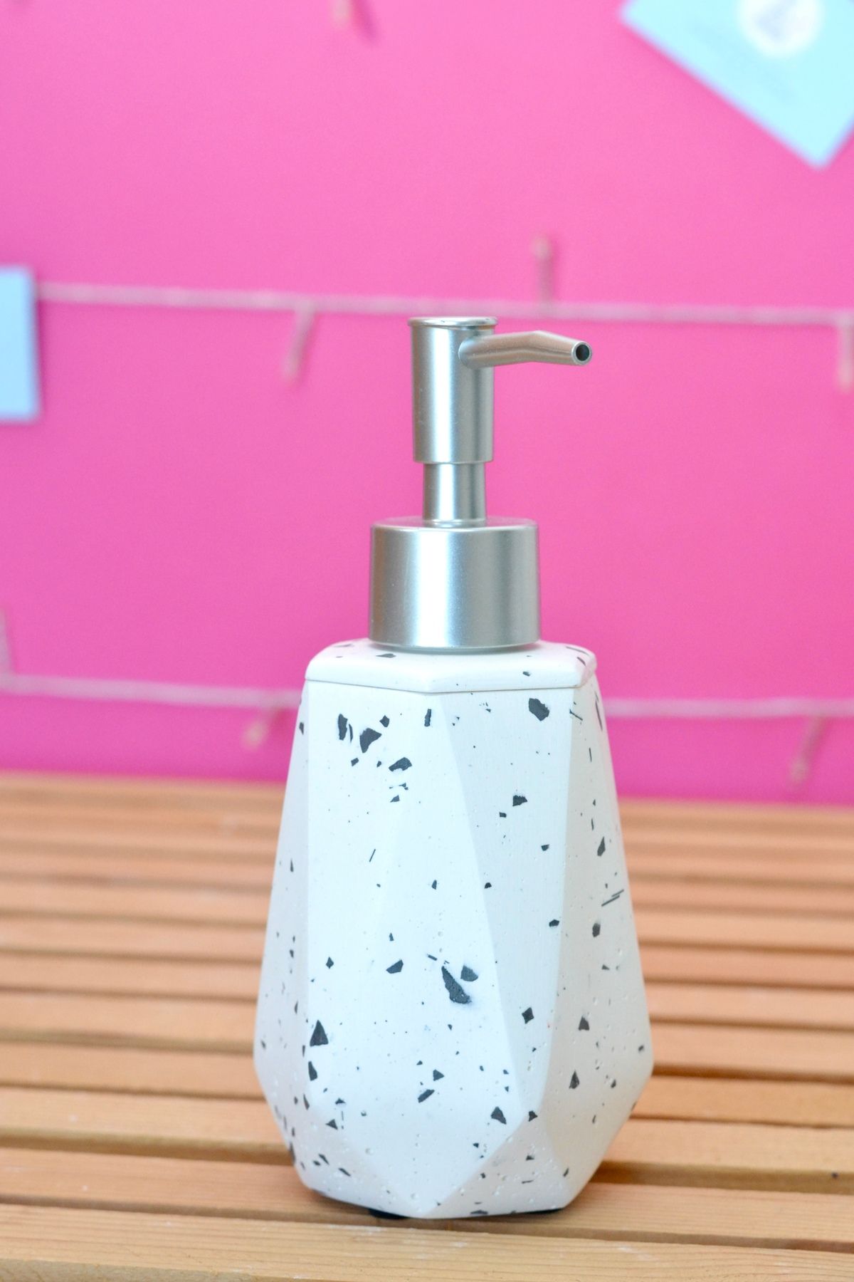 Bİ DOLU DÜKKAN-Dozator de săpun lichid lucrat manual cu model antracit Terrazzo |   Dozator de săpun lichid Terrazzo cu pompă mată 2