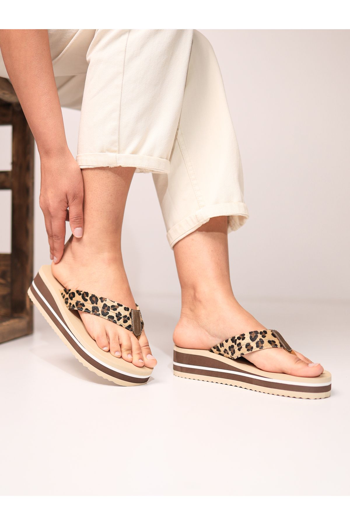 HANOX Bella Leopar Dolgu Topuk Kadın Parmak Arası Plaj Terlik Flip Flops (4.0) Cm