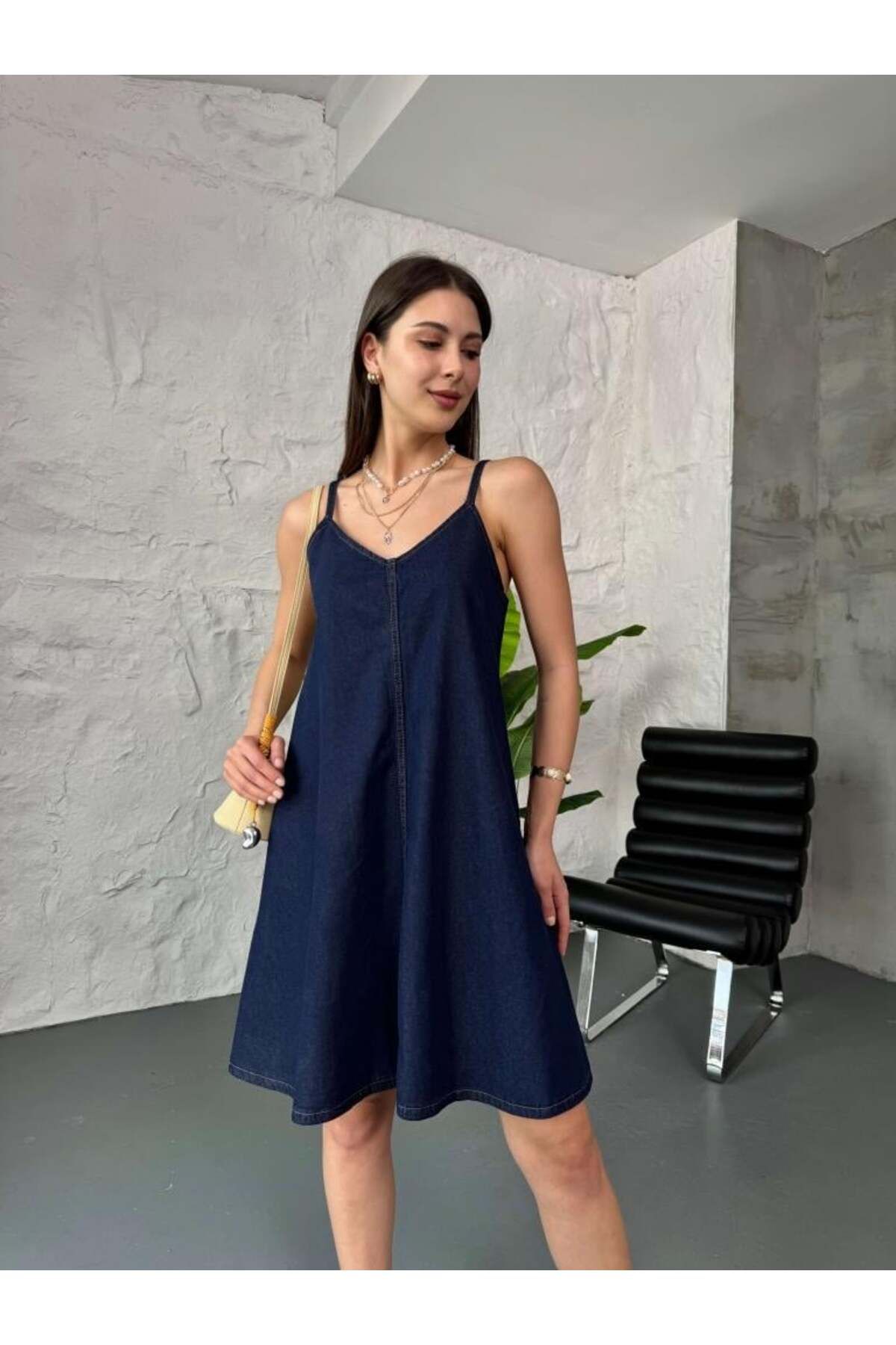 ModaLavida Lavida Kadın Lacivert Askılı Kısa Denim Elbise